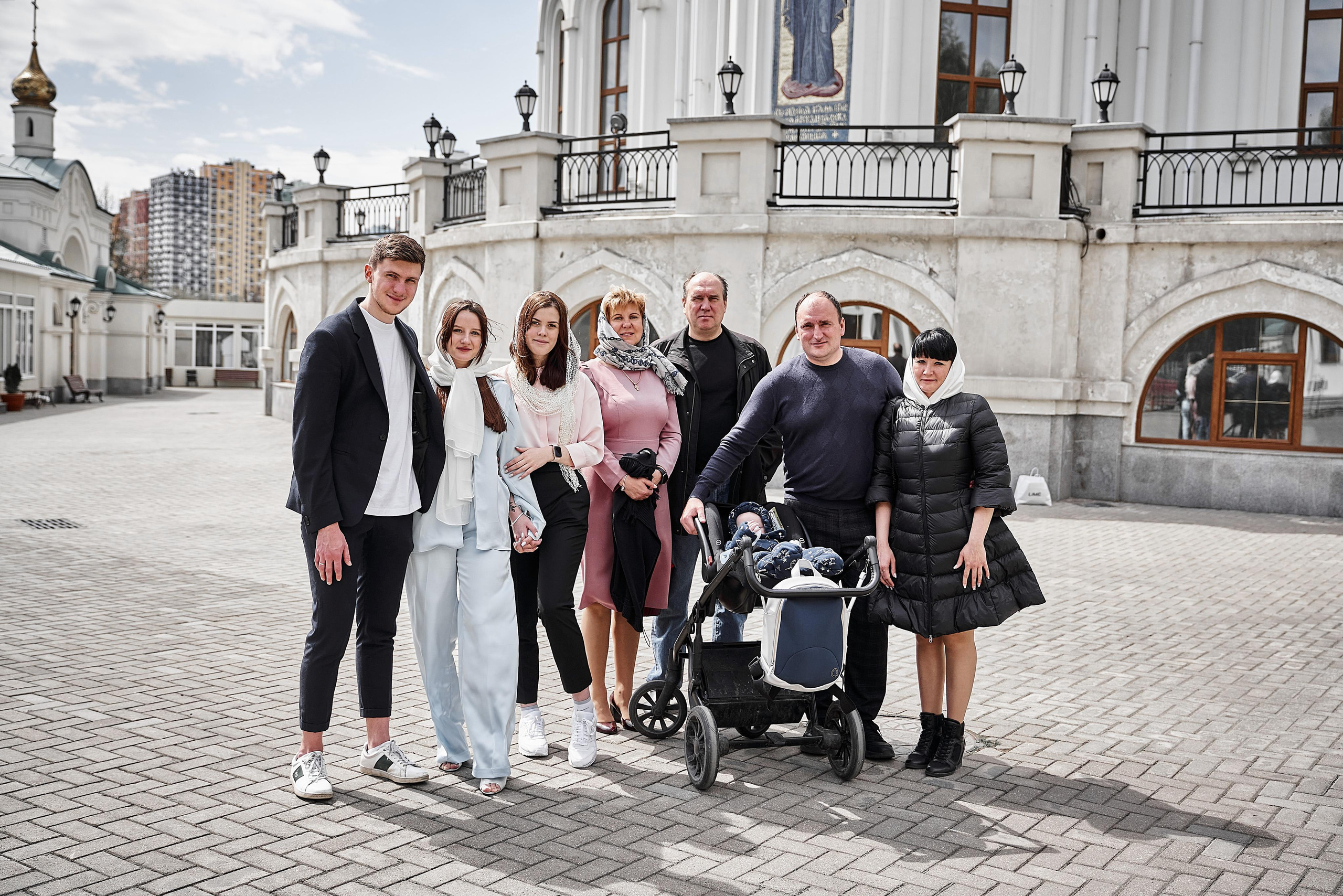 общее фото у храма на улице после крещения