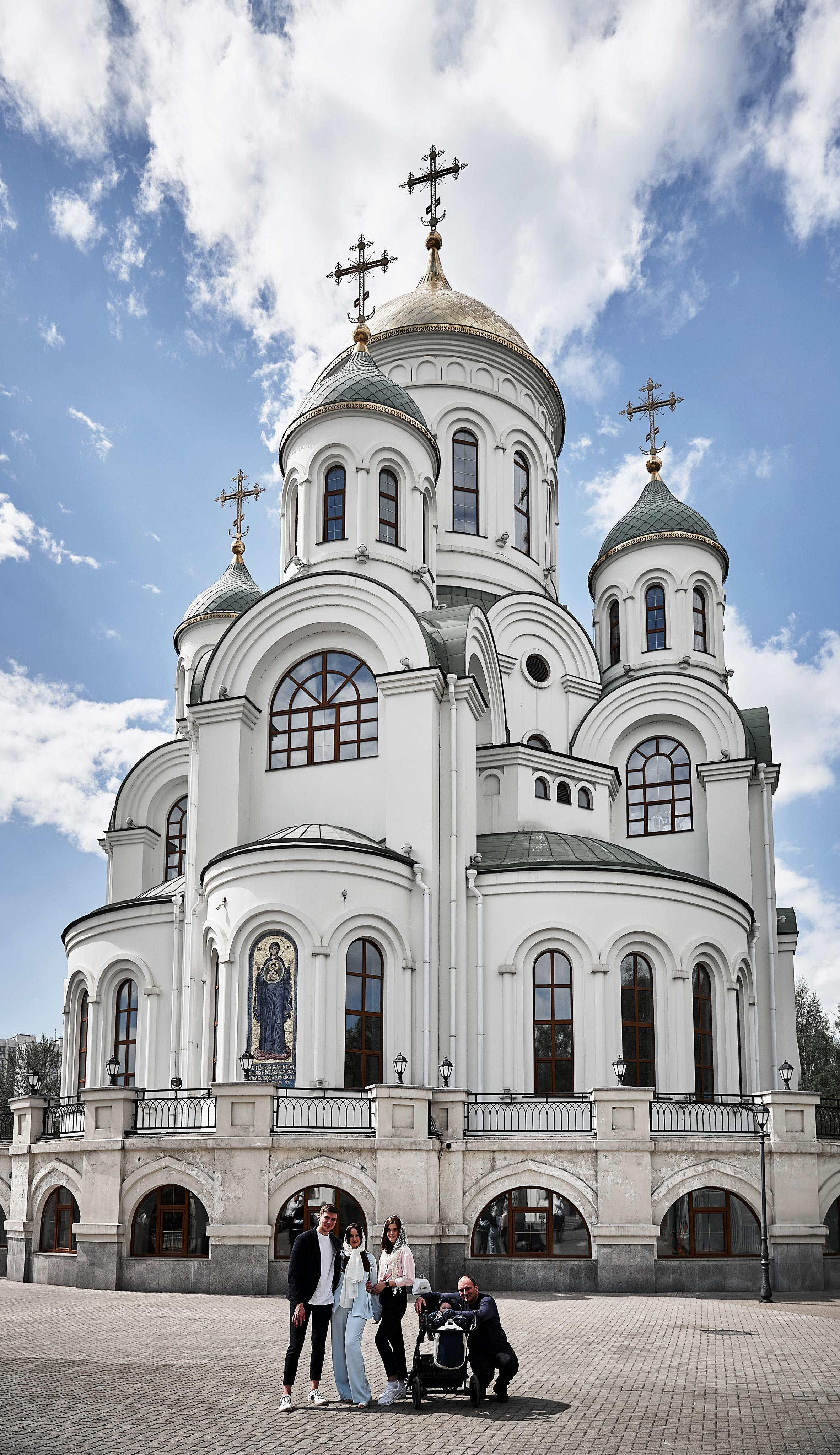 общее фото у Храма Сергия Радонежского в Солнцево в Москве, Май