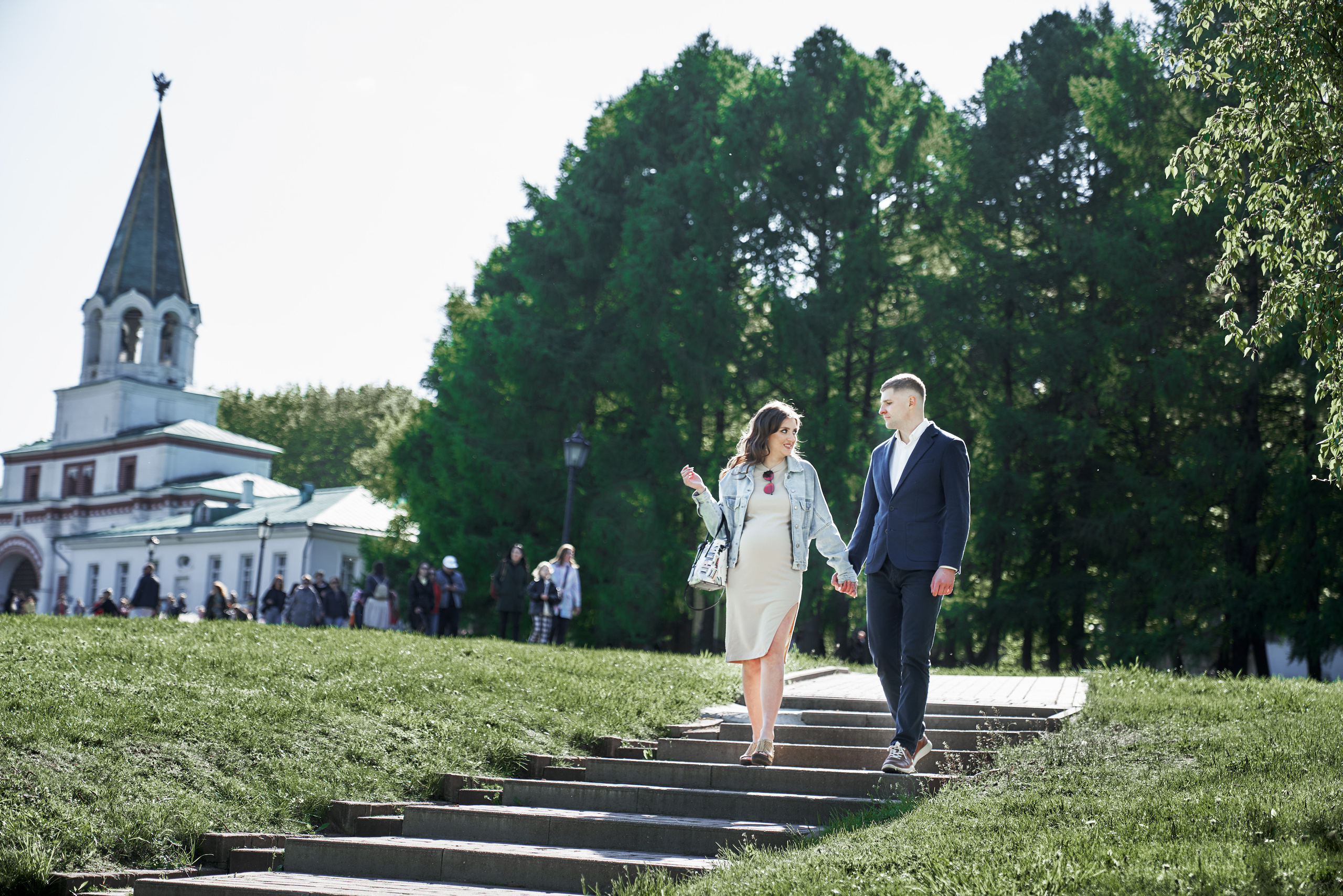 Фотосессия беременности в цветущих садах Коломенского. Фотограф Опарин