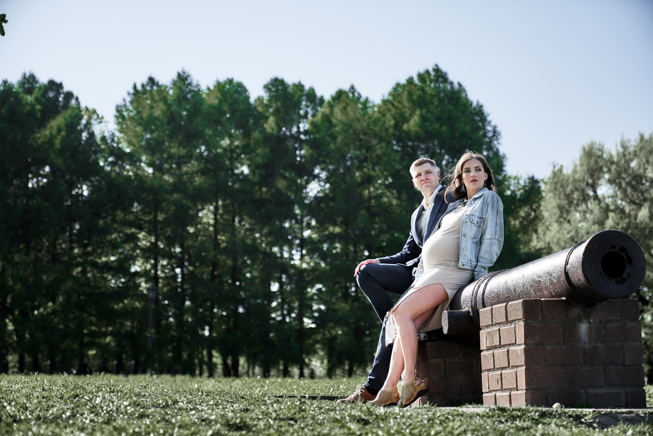 Фотосессия беременности в цветущих садах Коломенского. Фотограф Опарин