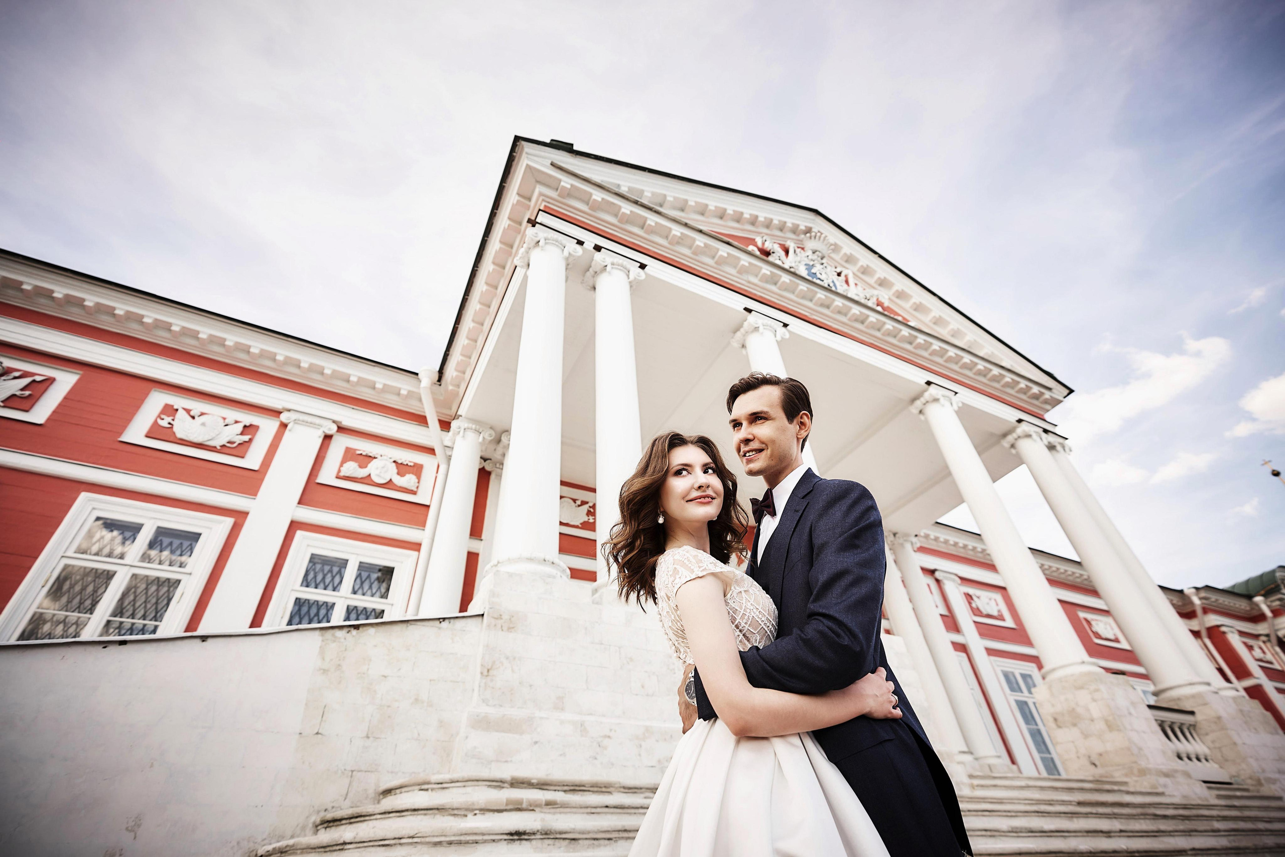 фото на широкоугольный объектив снизу на фоне центрального входа усадьбы Кусково