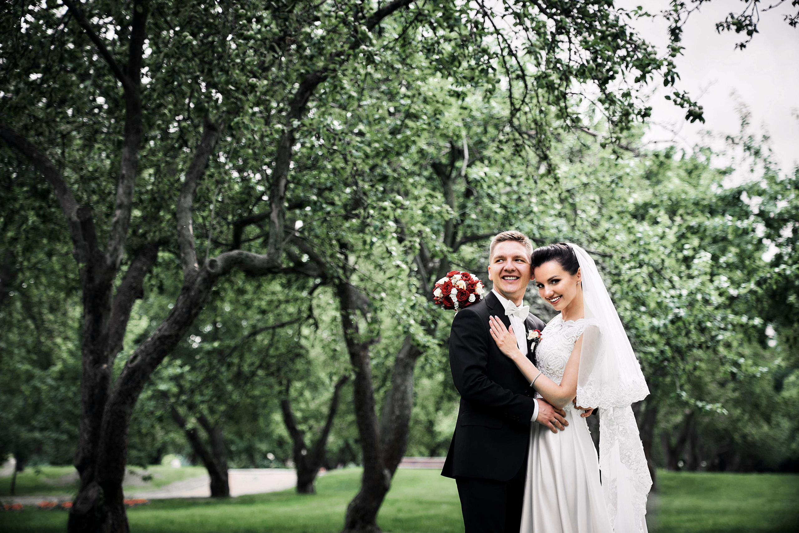 муж и жена, свадебная прогулка, сад