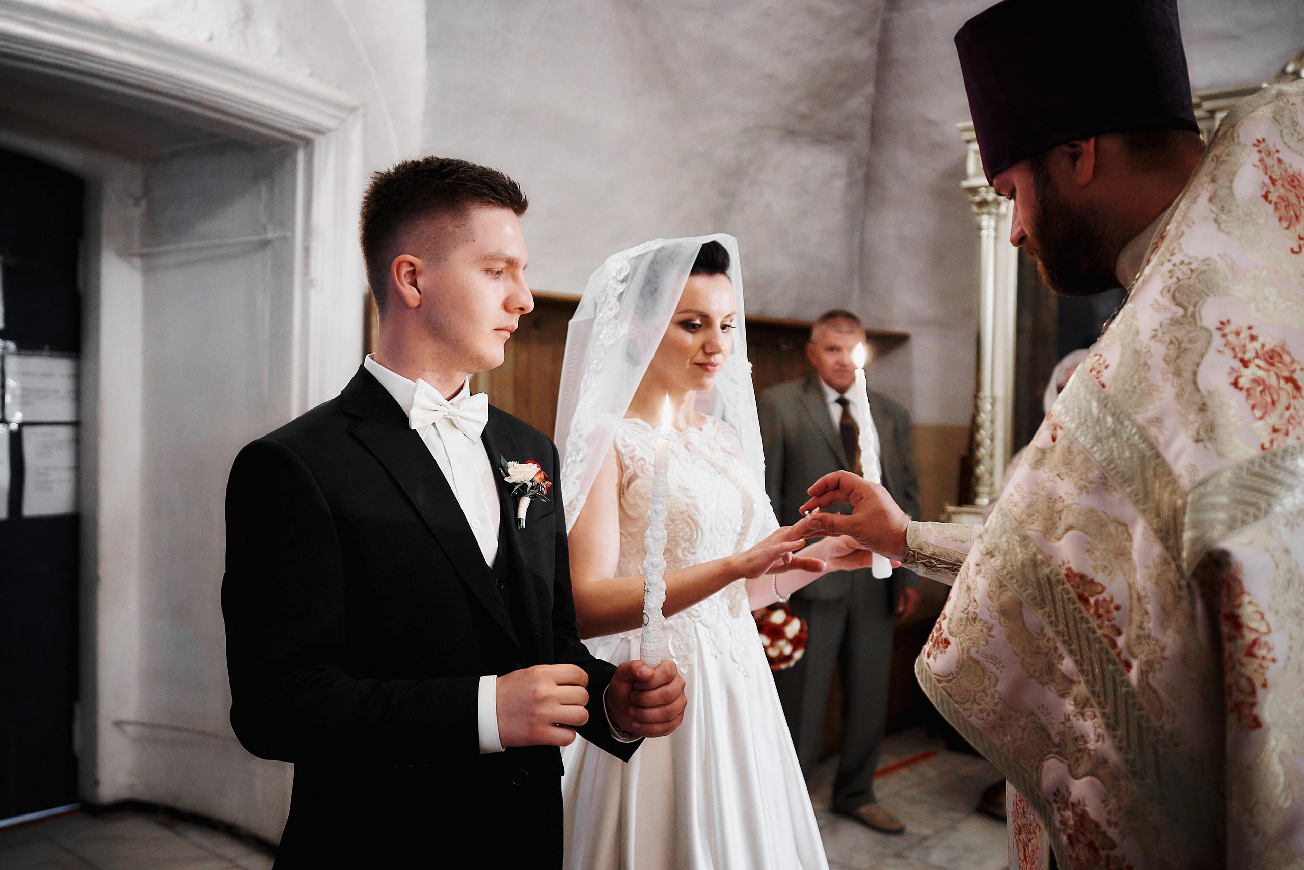 надеваем обручальные кольца на венчании