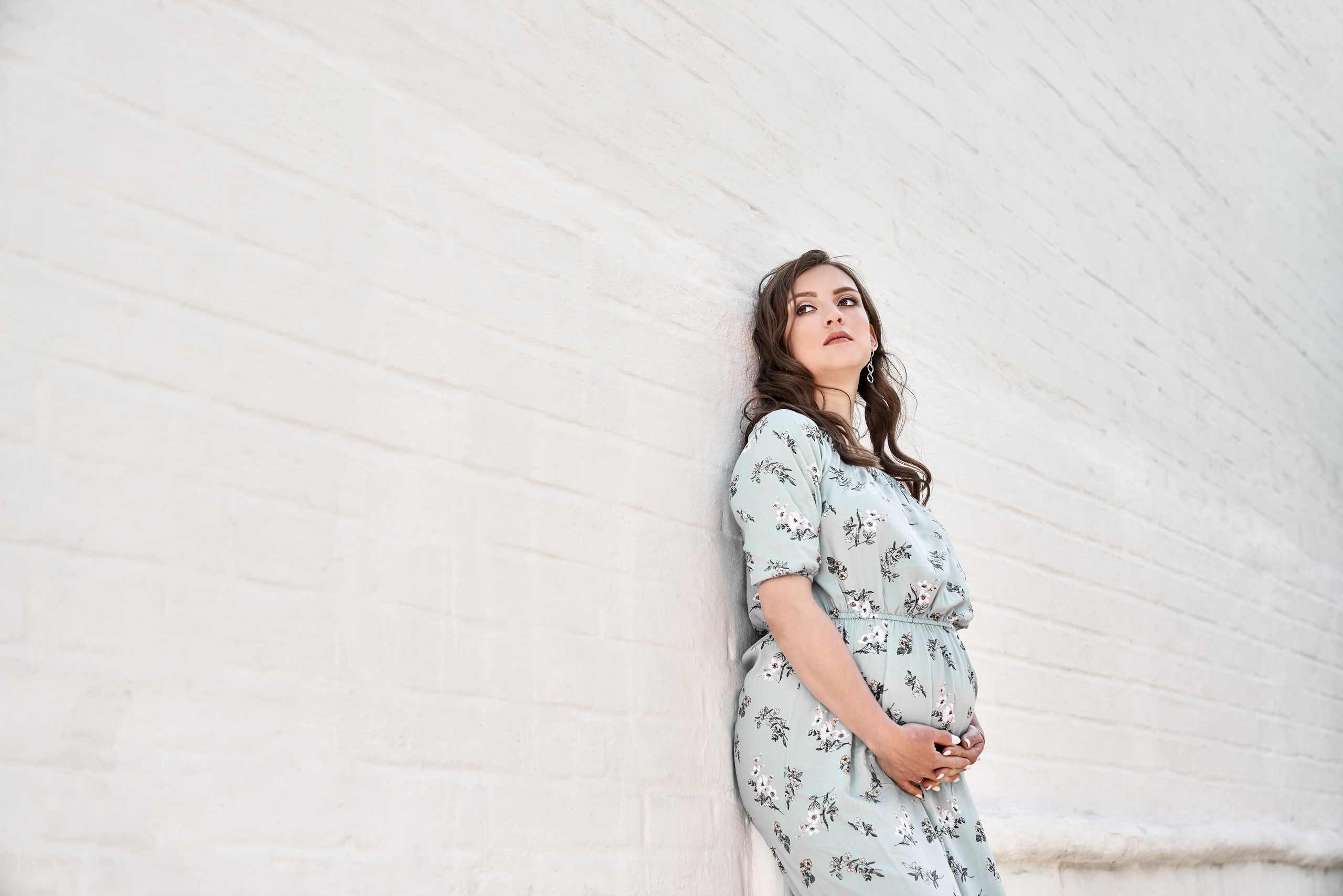 Фотосессия беременности в цветущих садах Коломенского. Фотограф Опарин