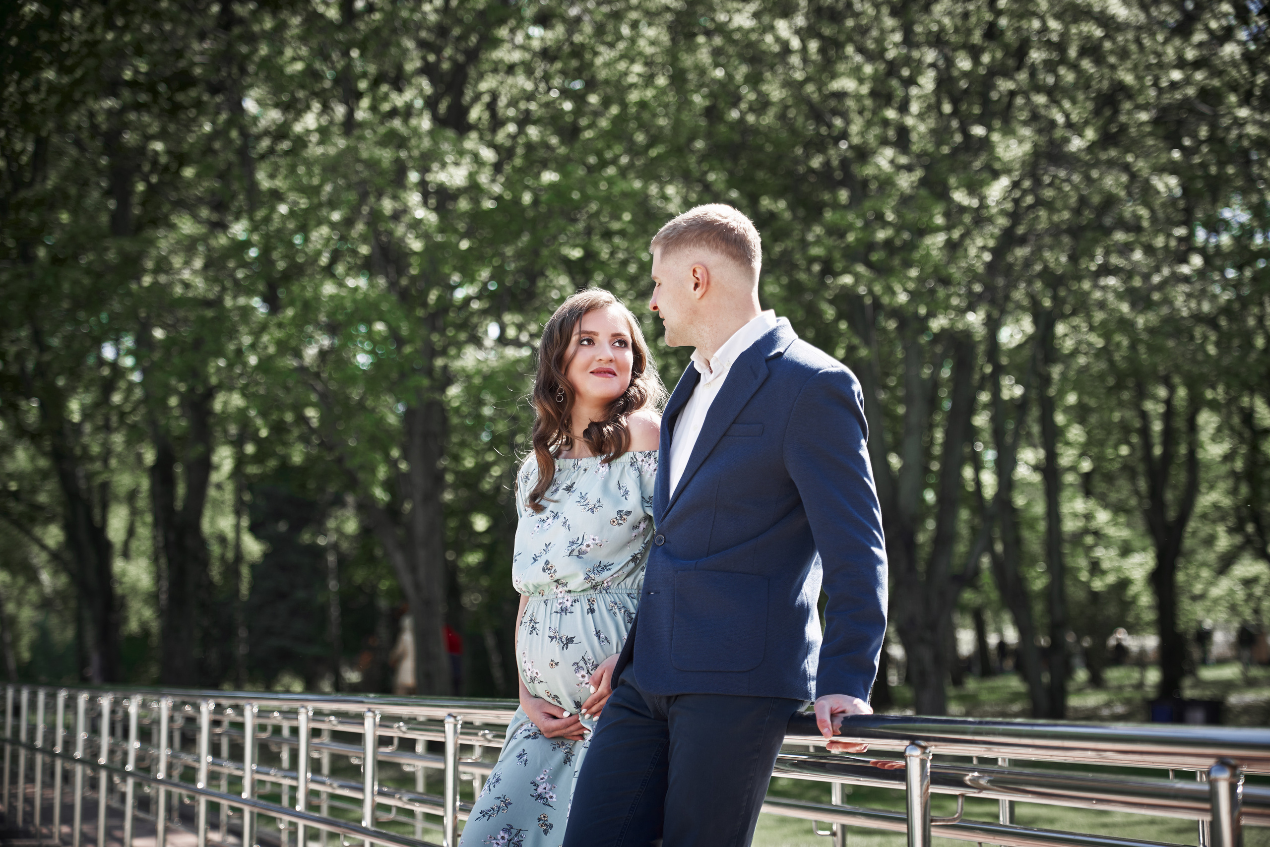 Фотосессия беременности в цветущих садах Коломенского. Фотограф Опарин