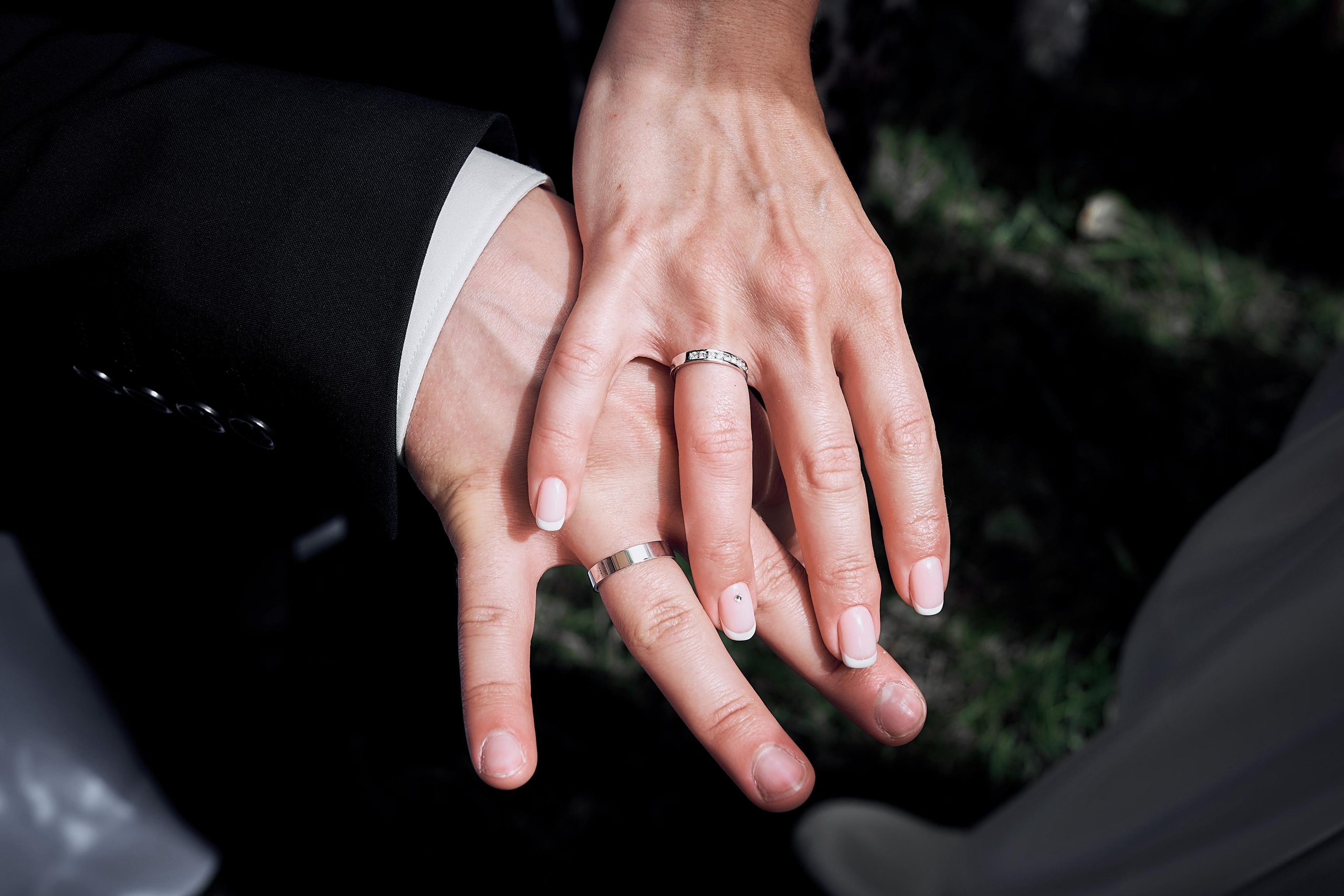 обручальные кольца, руки