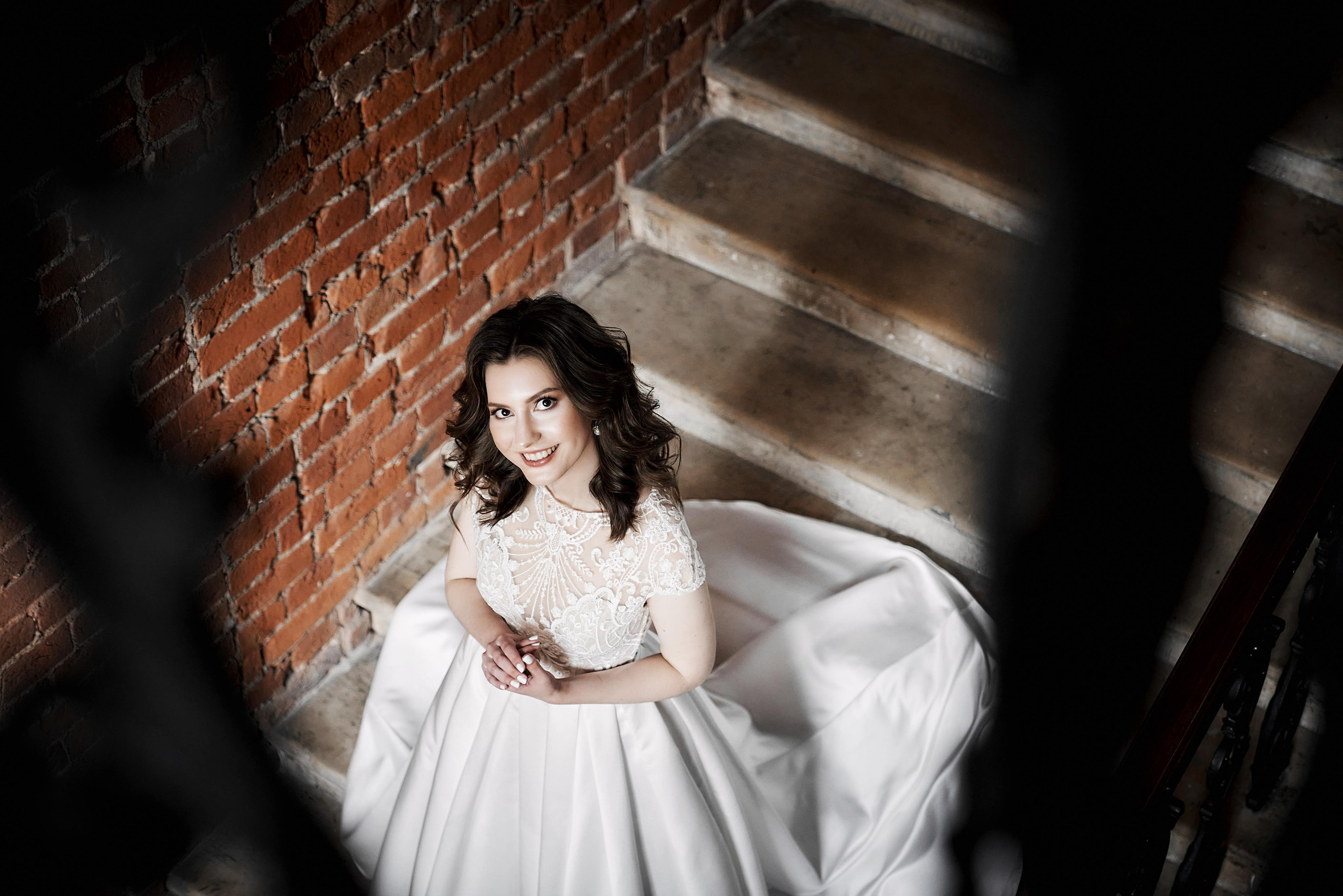 портрет девушки идущей по лестнице, девушка в свадебном платье