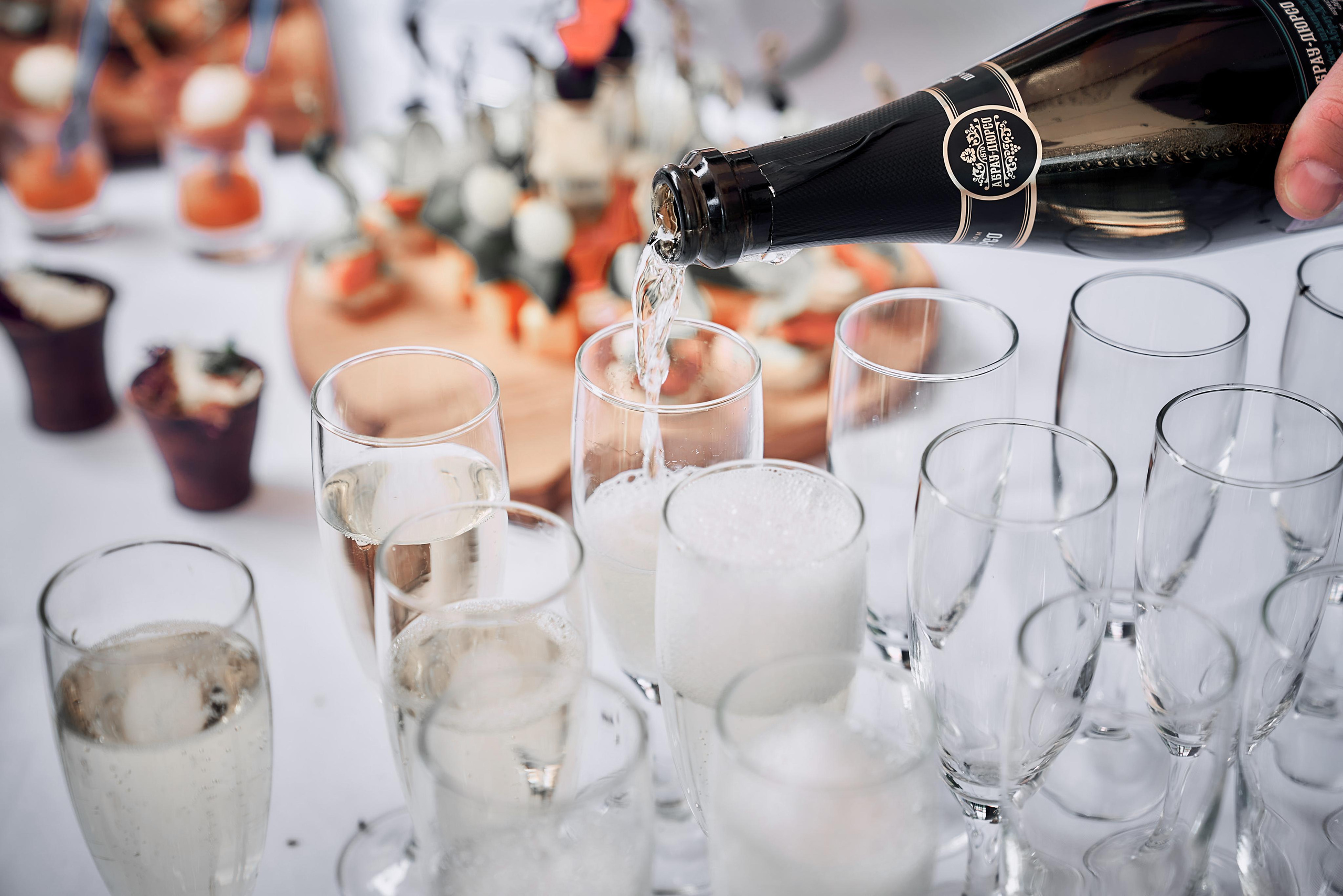 Наливают бокал шампанского