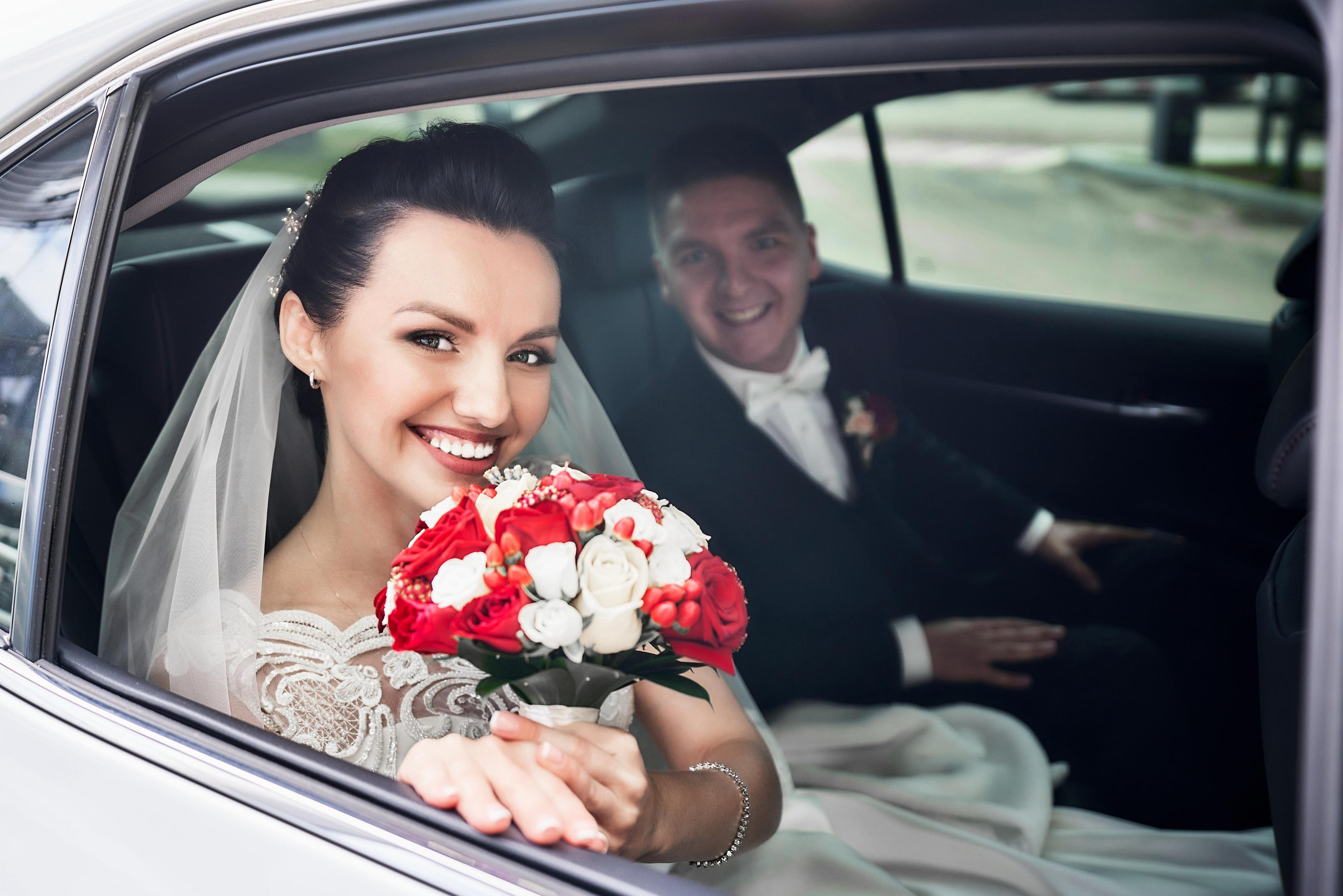 жених и невеста в машине