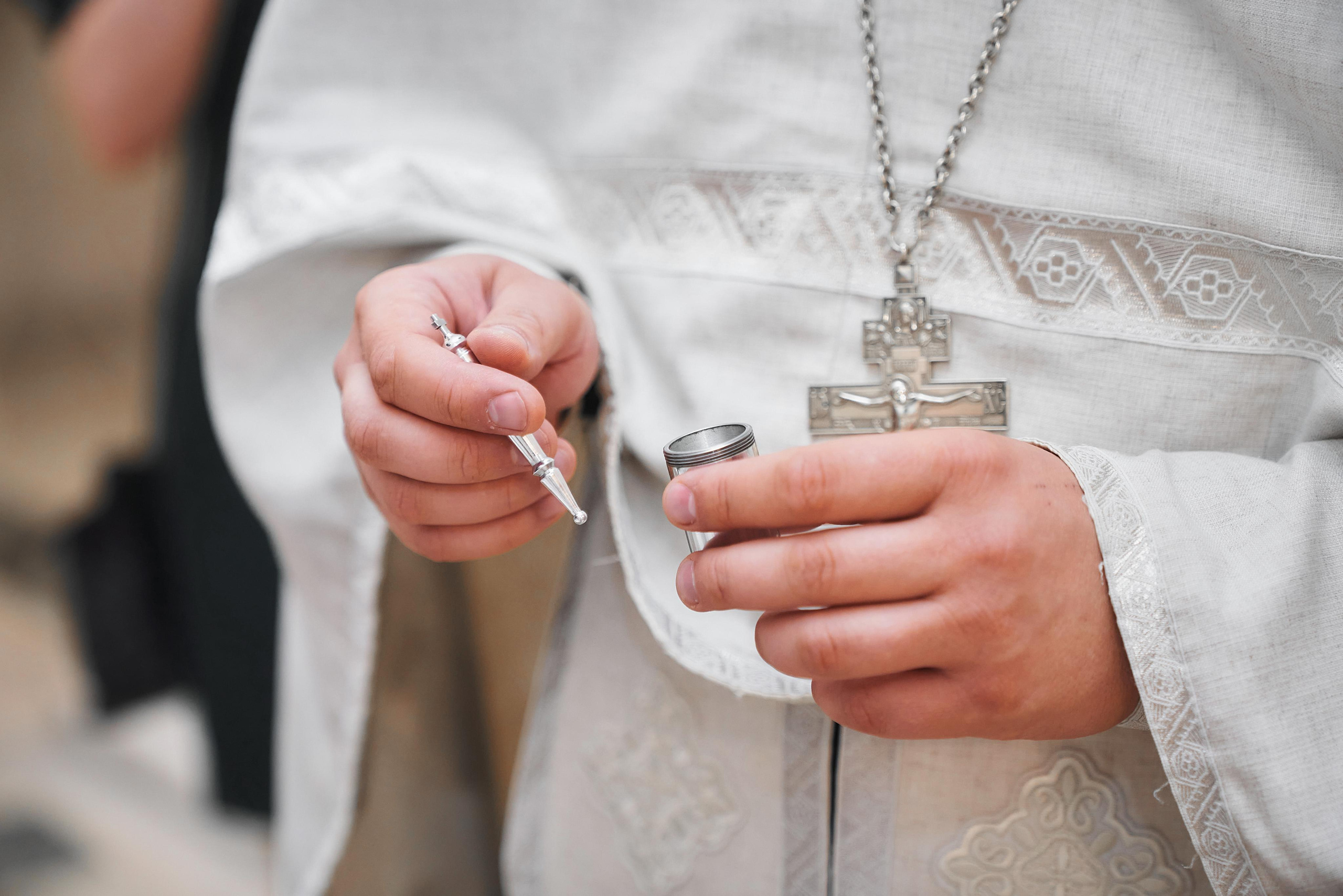 Миро в руках у батюшки