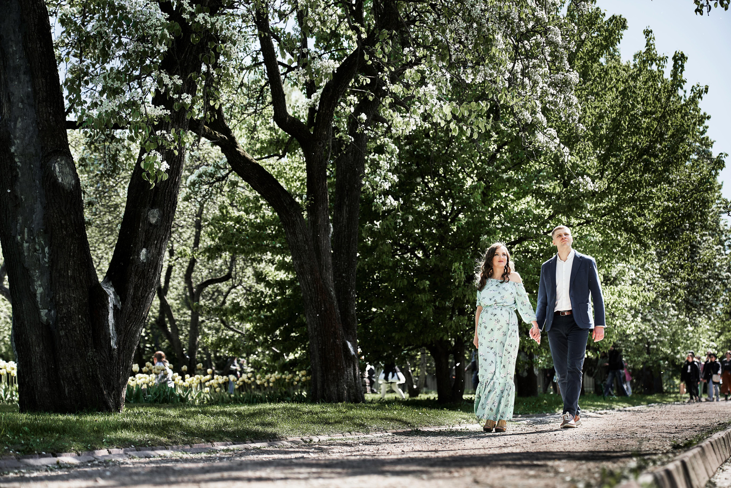 Фотосессия беременности в цветущих садах Коломенского. Фотограф Опарин