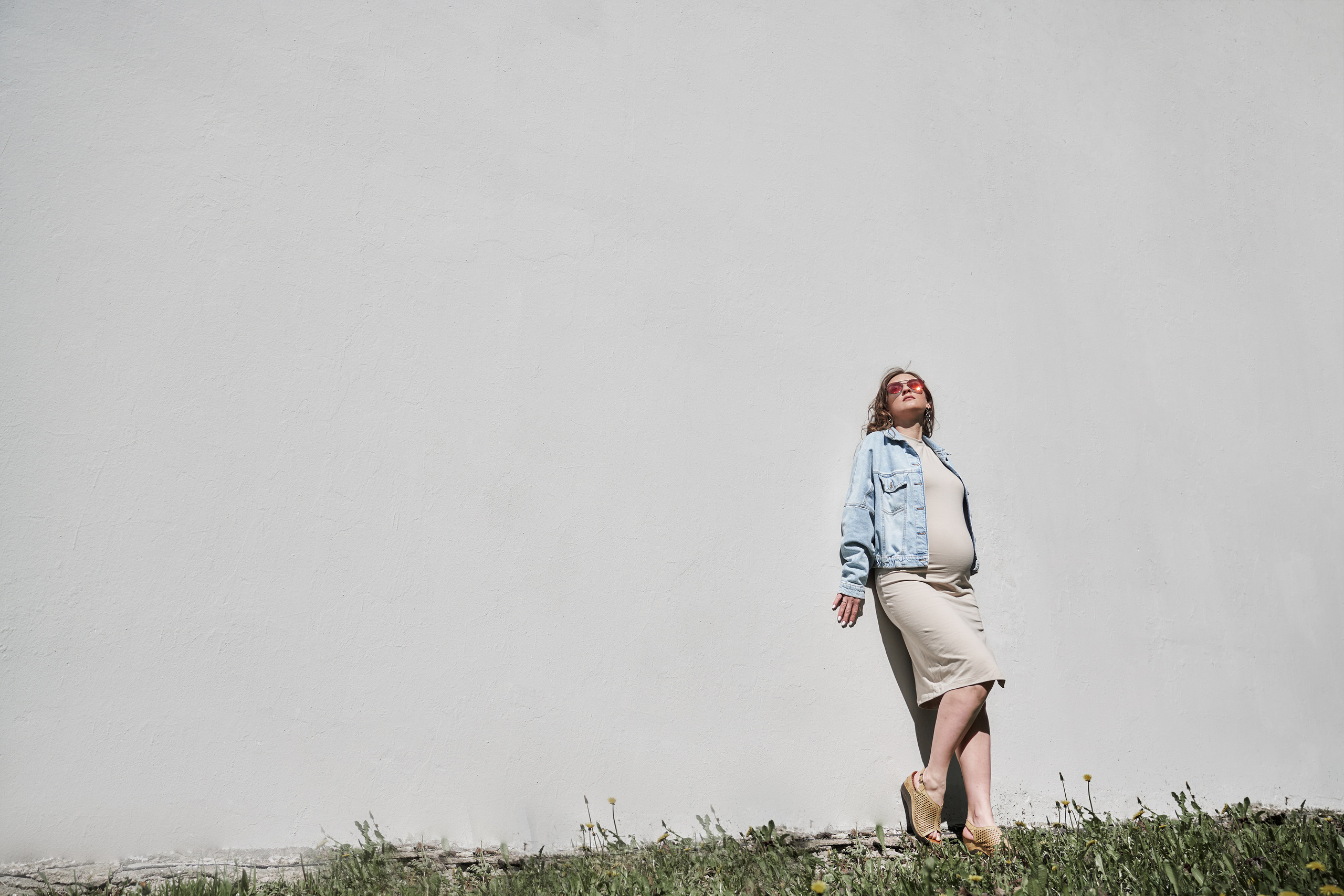 Фотосессия беременности в цветущих садах Коломенского. Фотограф Опарин