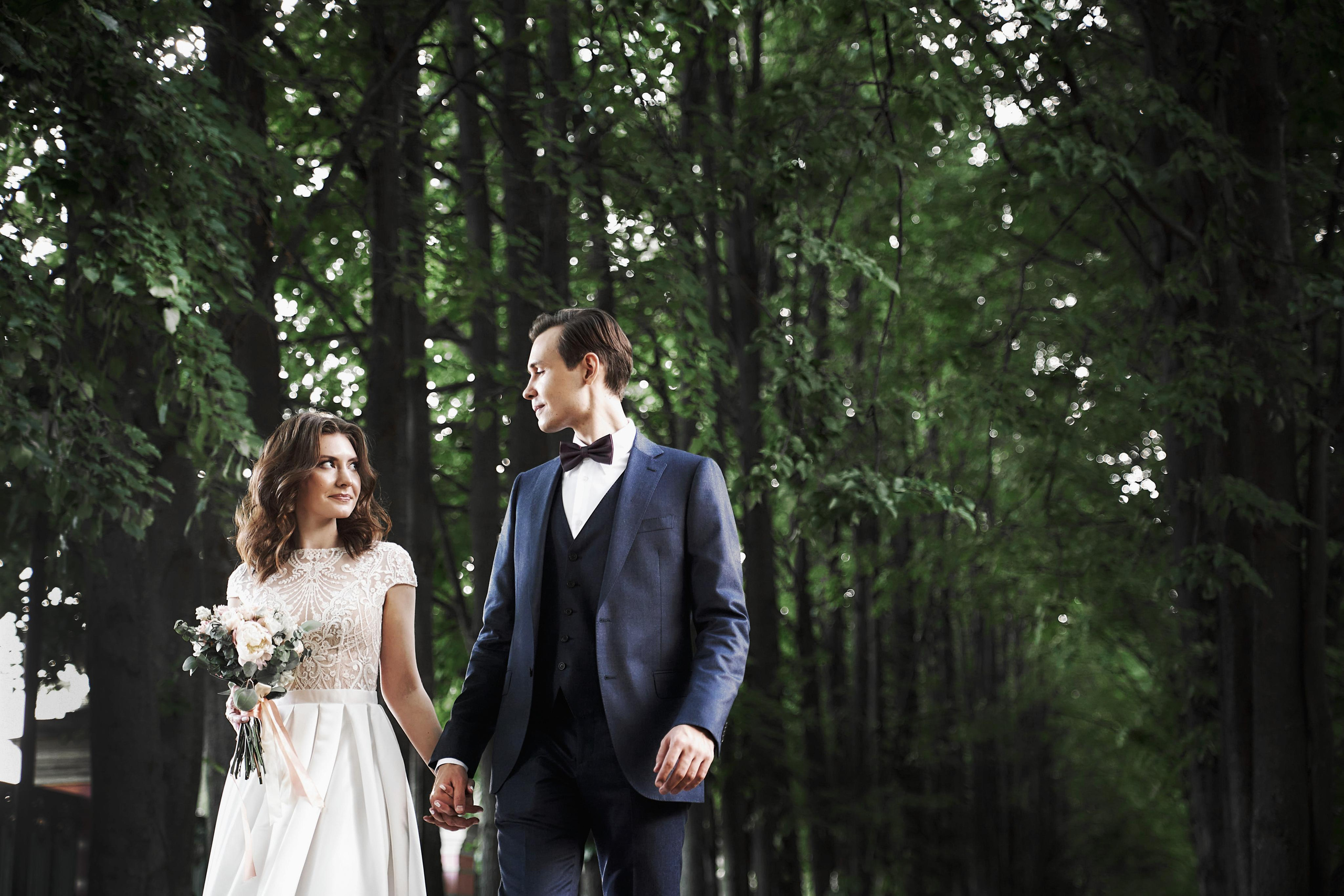 молодожены идут по аллее в парке Кусково