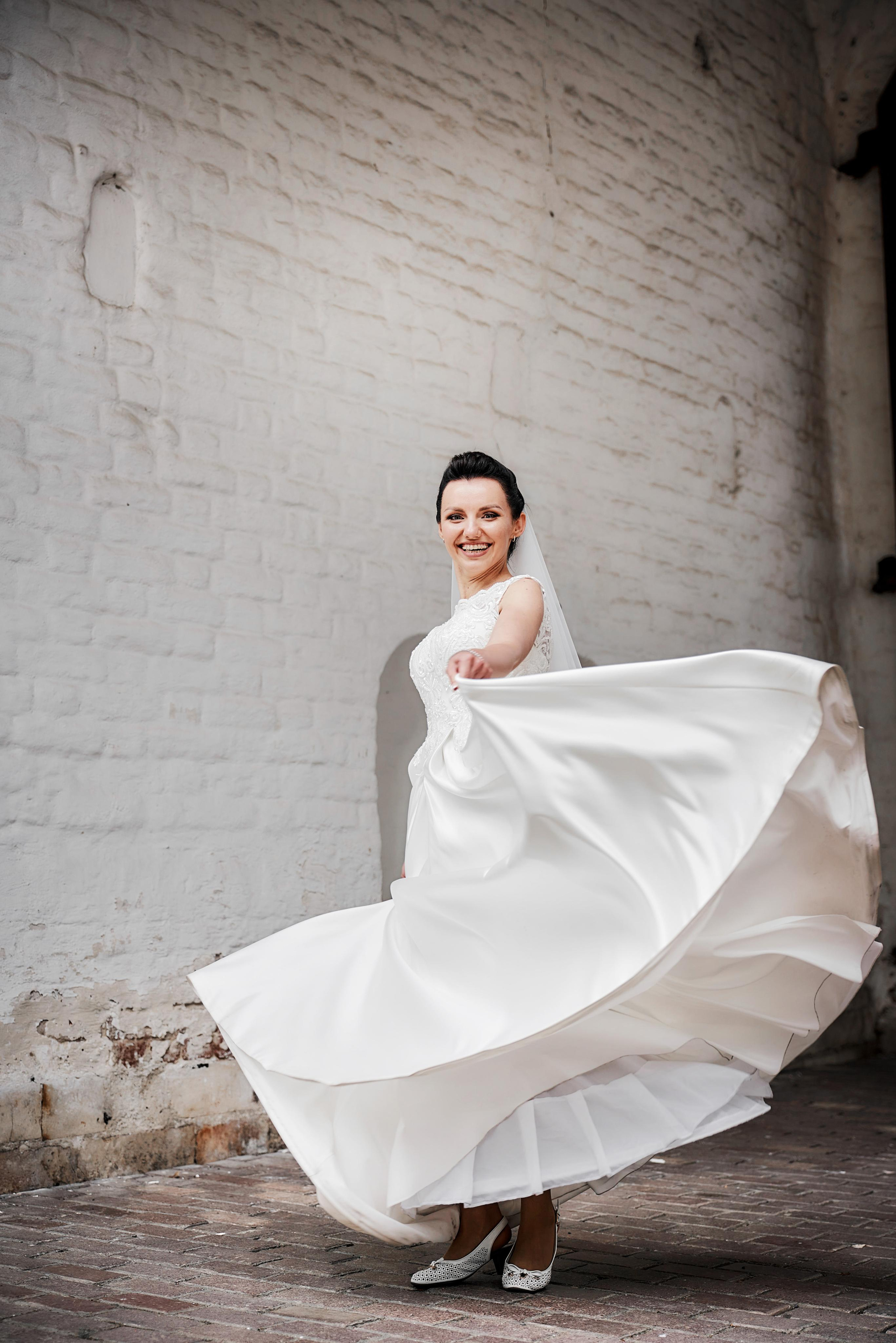 Невеста, свадебное платье, свадебная прогулка, свадебная фотосессия