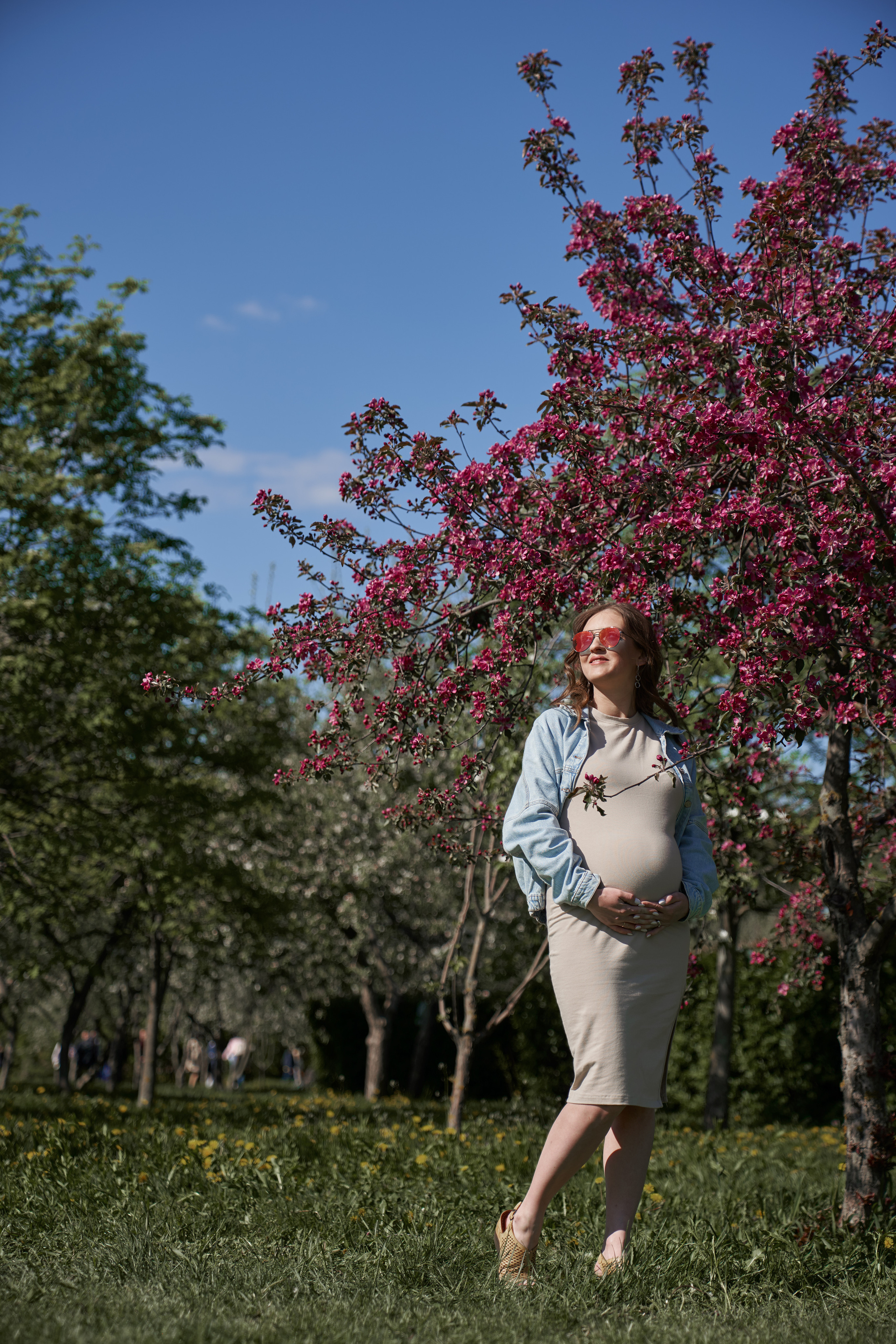 Фотосессия беременности в цветущих садах Коломенского. Фотограф Опарин