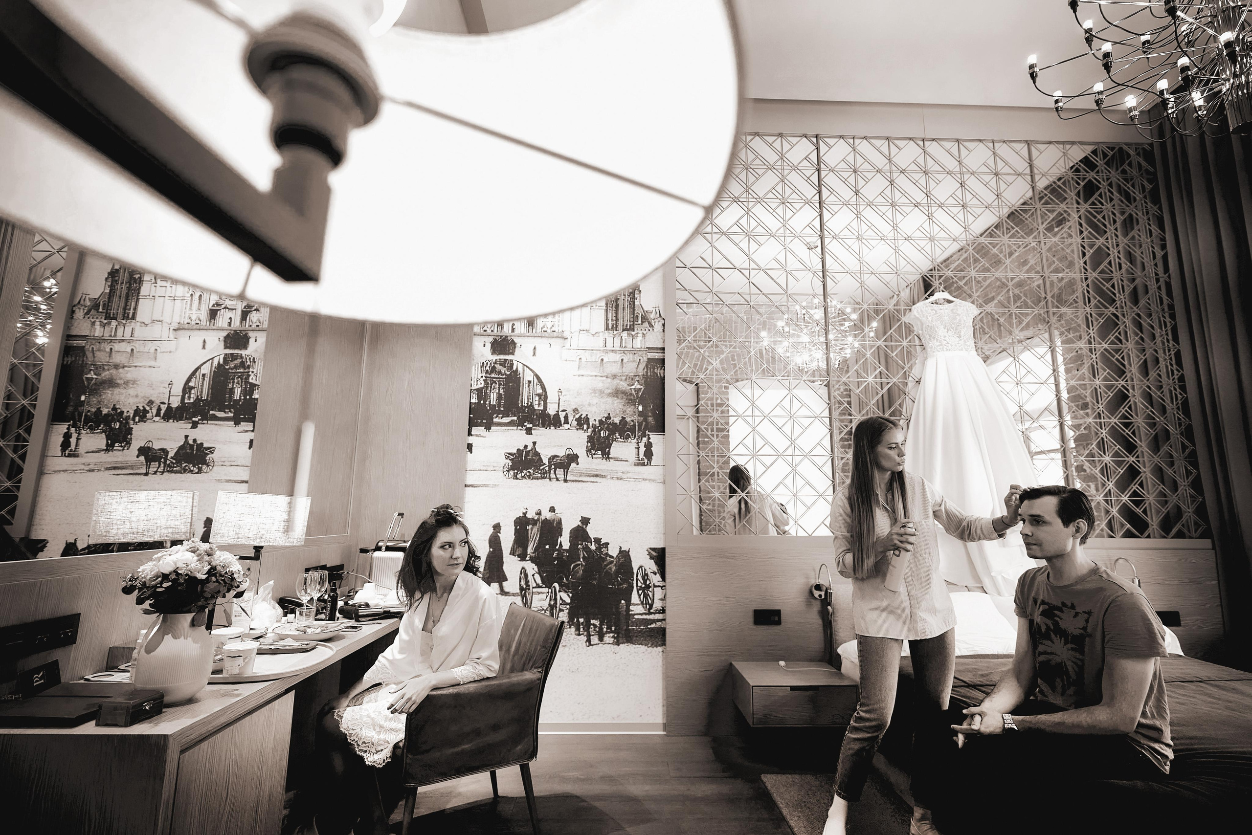 Сборы невесты в отеле, стол, кровать, настольная лампа