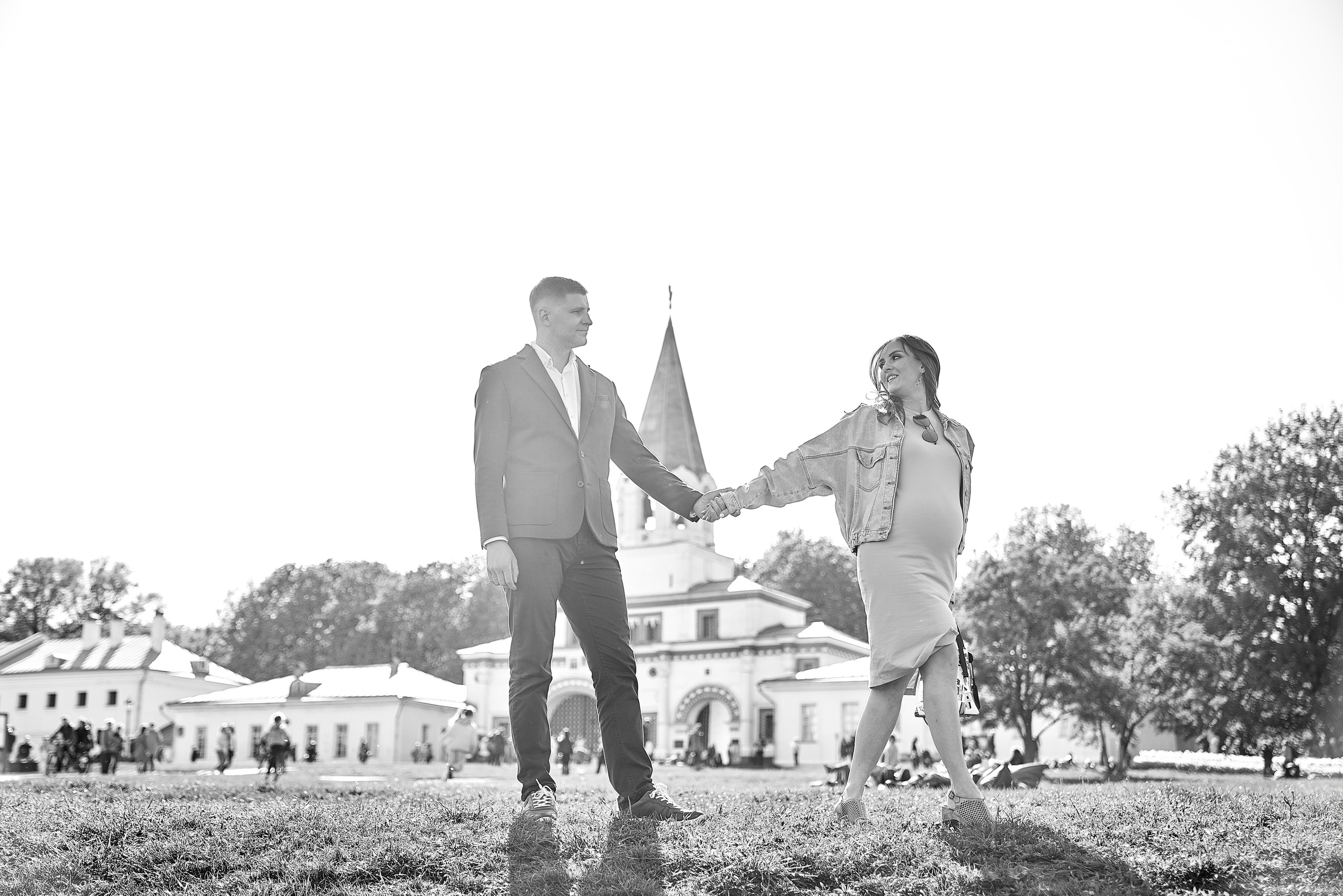 Фотосессия беременности в цветущих садах Коломенского. Фотограф Опарин