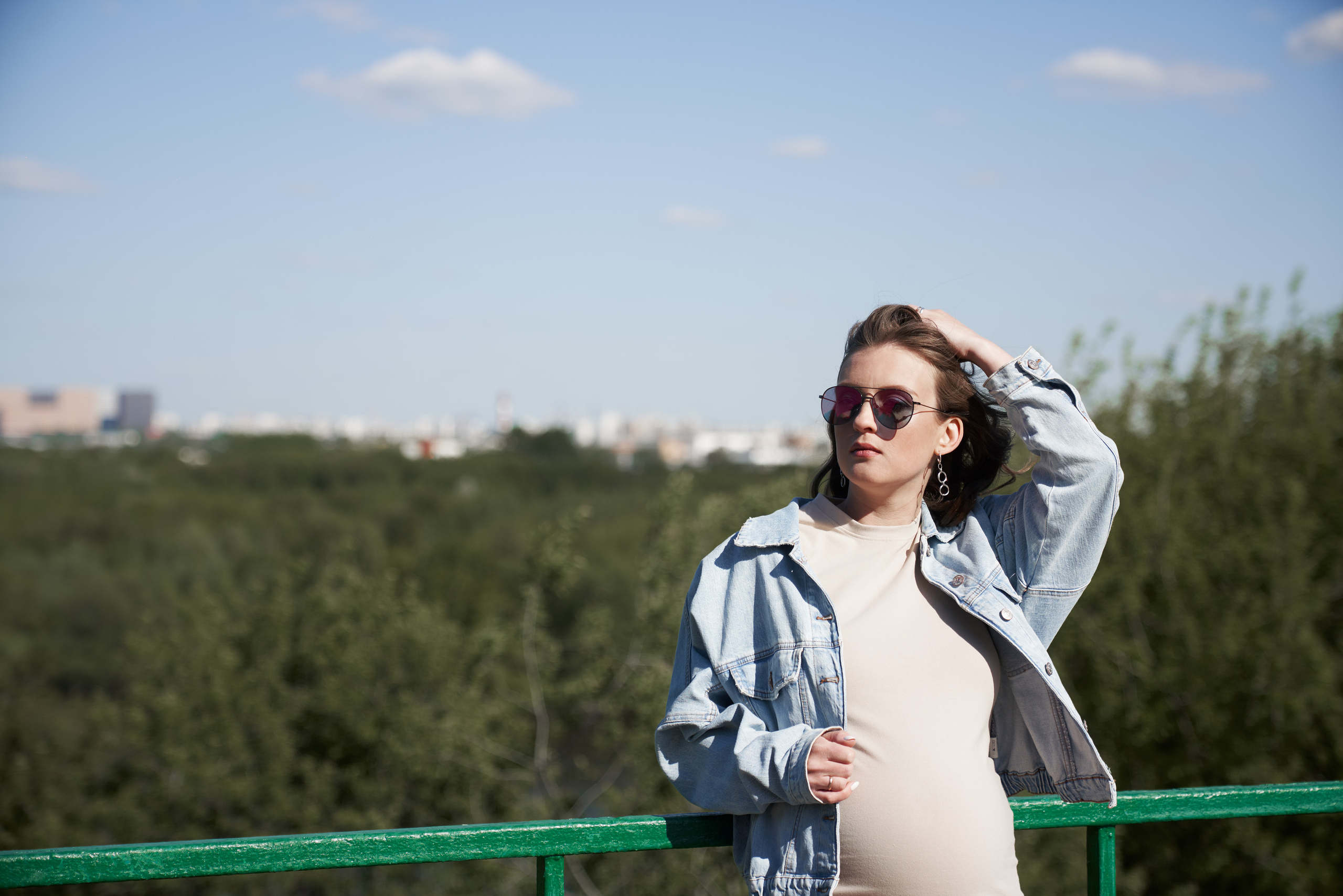 Фотосессия беременности в цветущих садах Коломенского. Фотограф Опарин