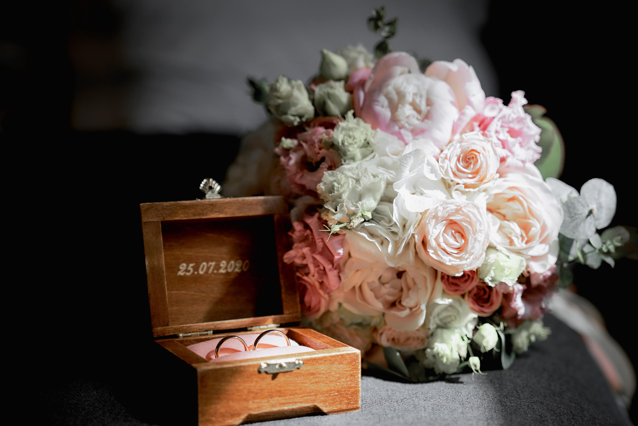 Композиция из букета невесты, обручальных колец и коробочки