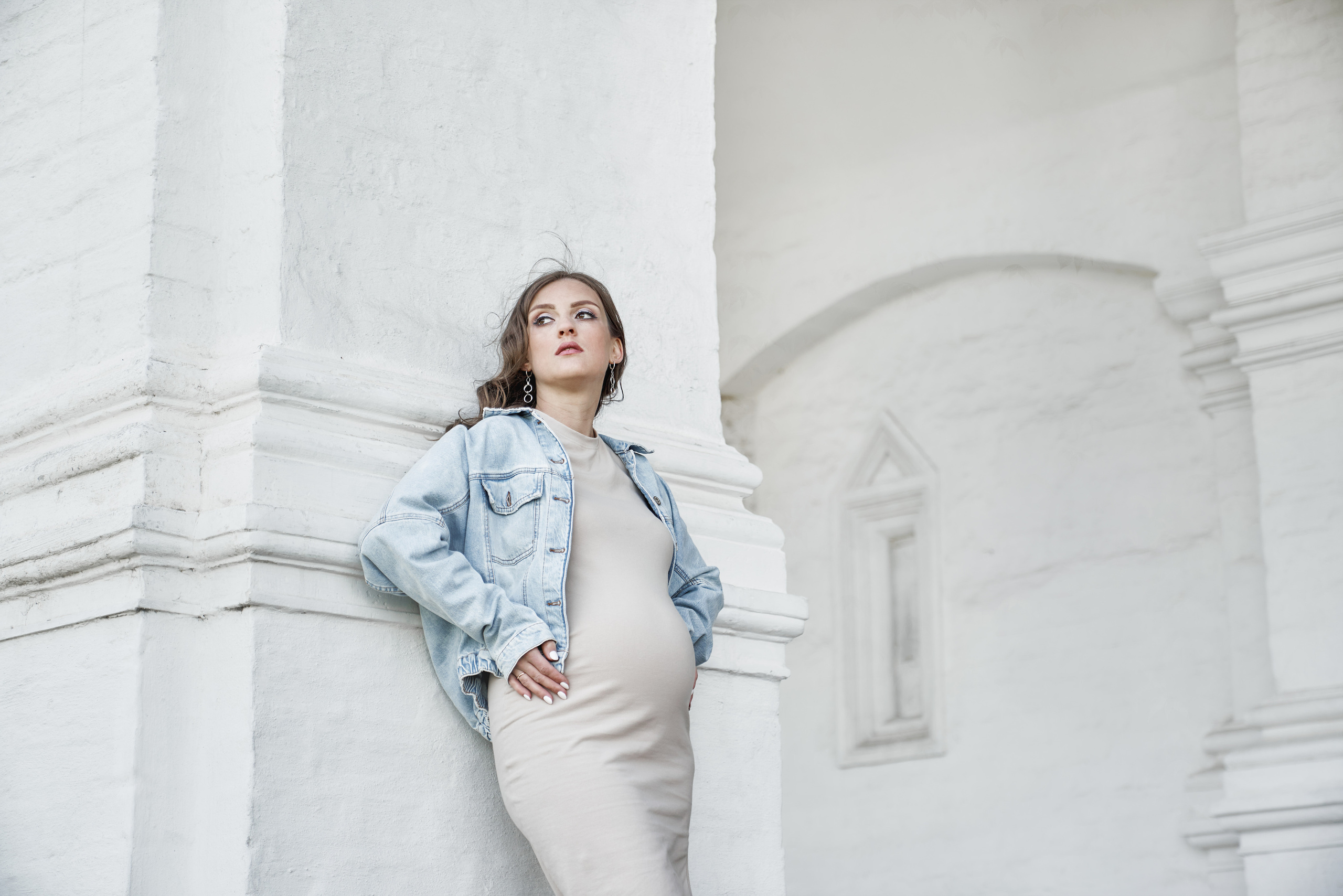 Фотосессия беременности в цветущих садах Коломенского. Фотограф Опарин