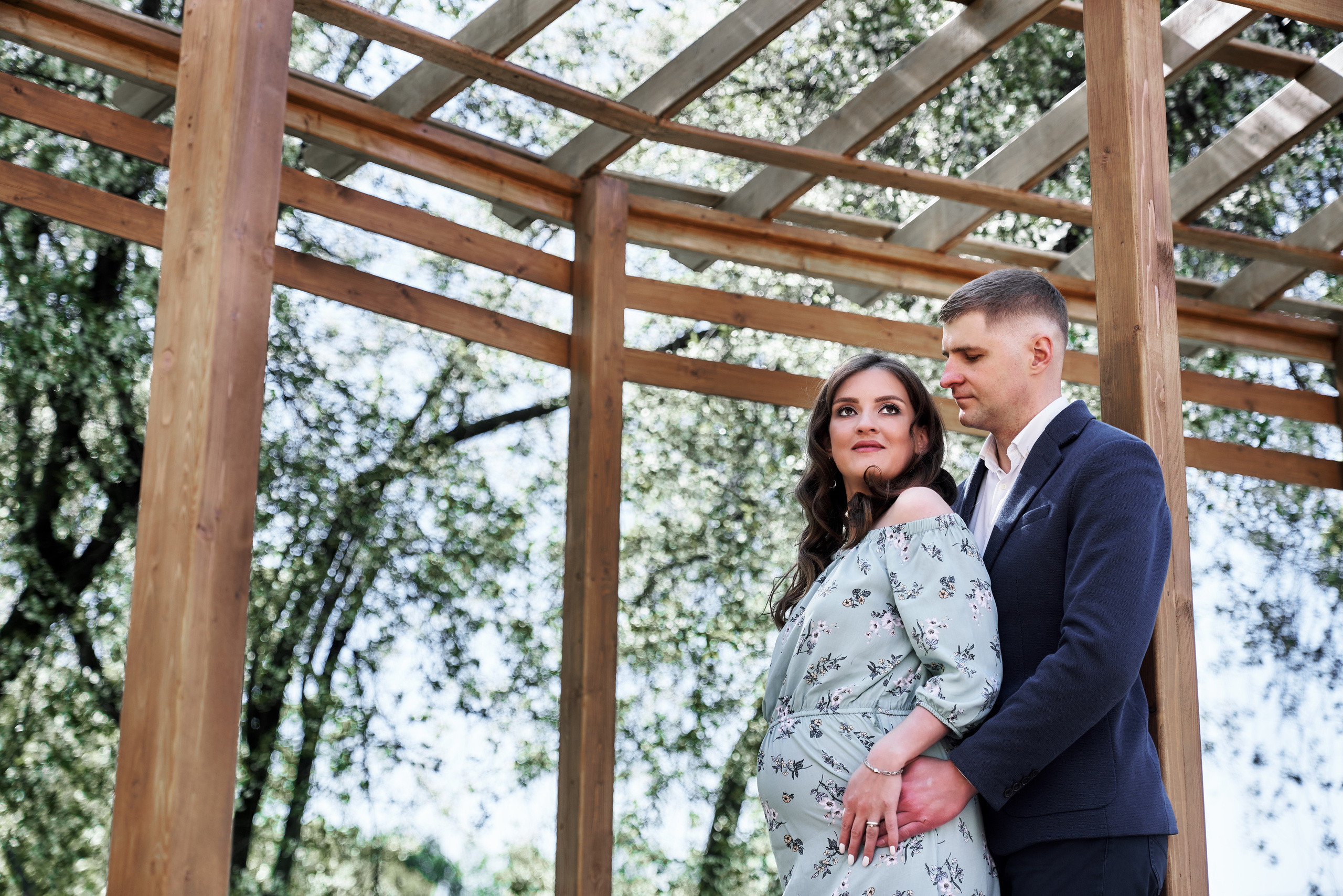 Фотосессия беременности в цветущих садах Коломенского. Фотограф Опарин