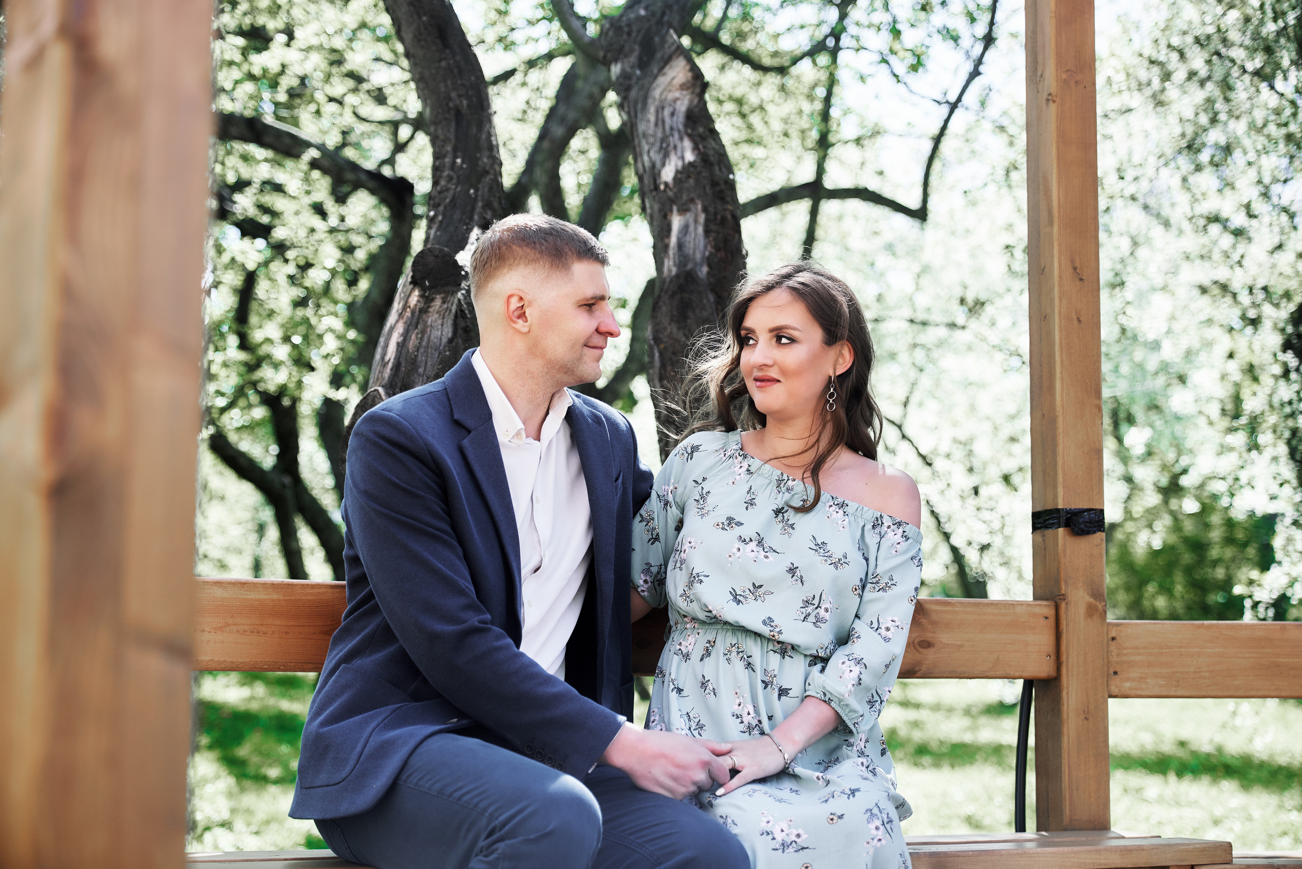 Фотосессия беременности в цветущих садах Коломенского. Фотограф Опарин