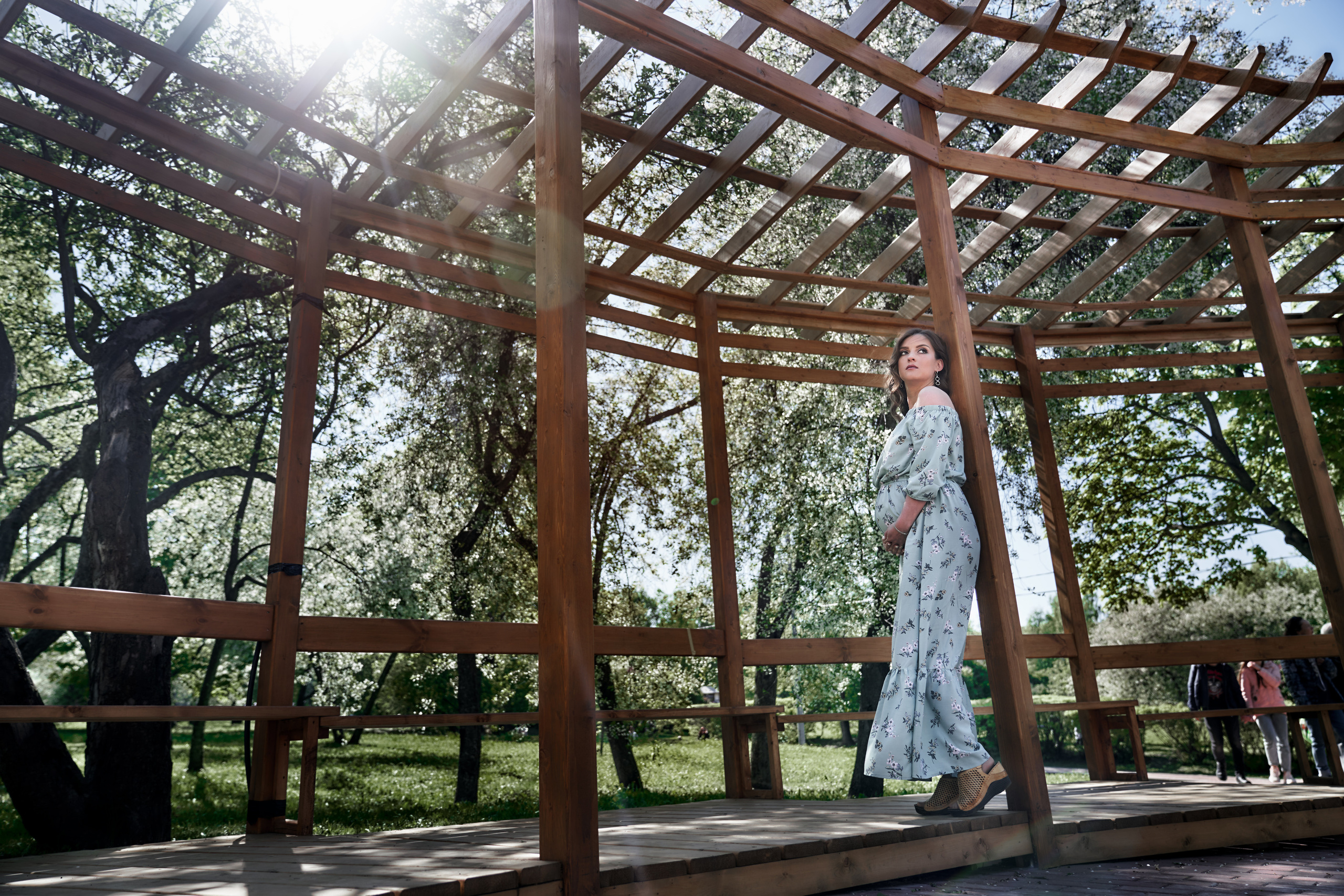 Фотосессия беременности в цветущих садах Коломенского. Фотограф Опарин