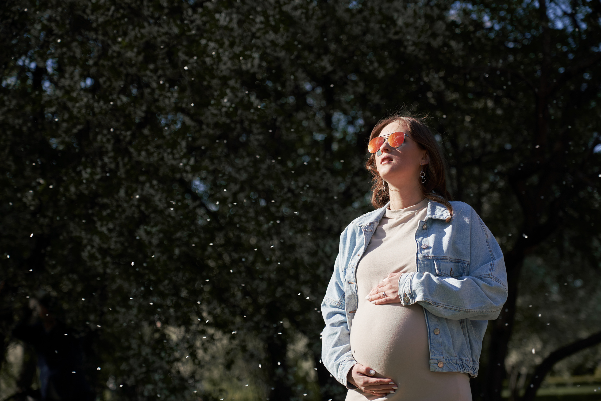 Фотосессия беременности в цветущих садах Коломенского. Фотограф Опарин