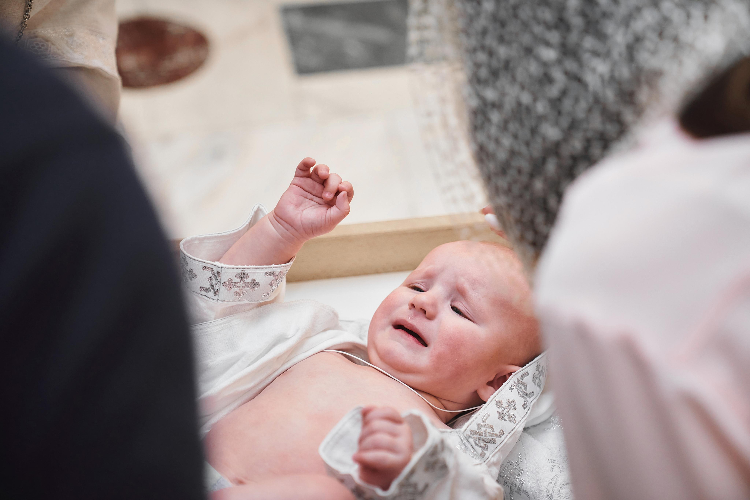 ребёнок плачет после крещения во время одевания
