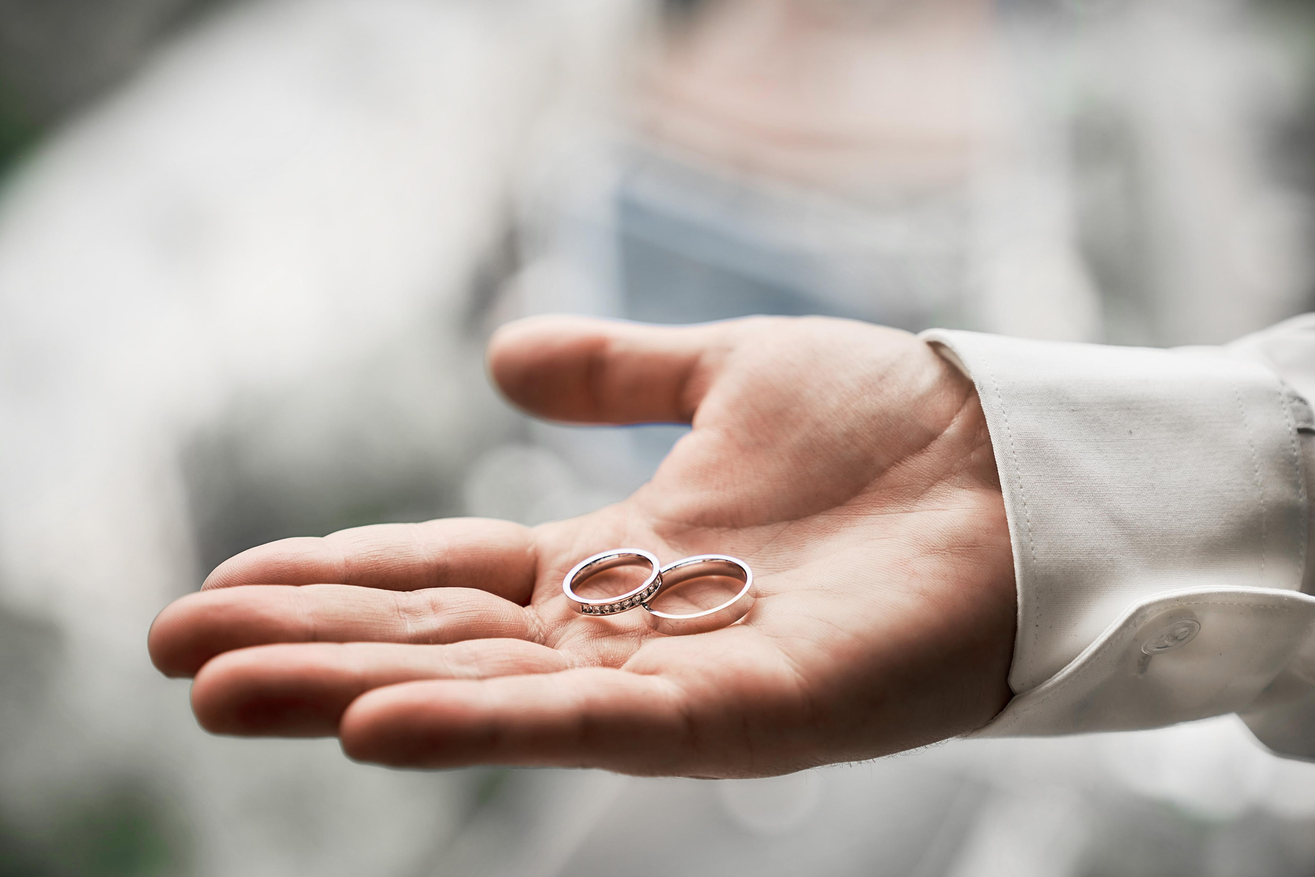 обручальные кольца, рука