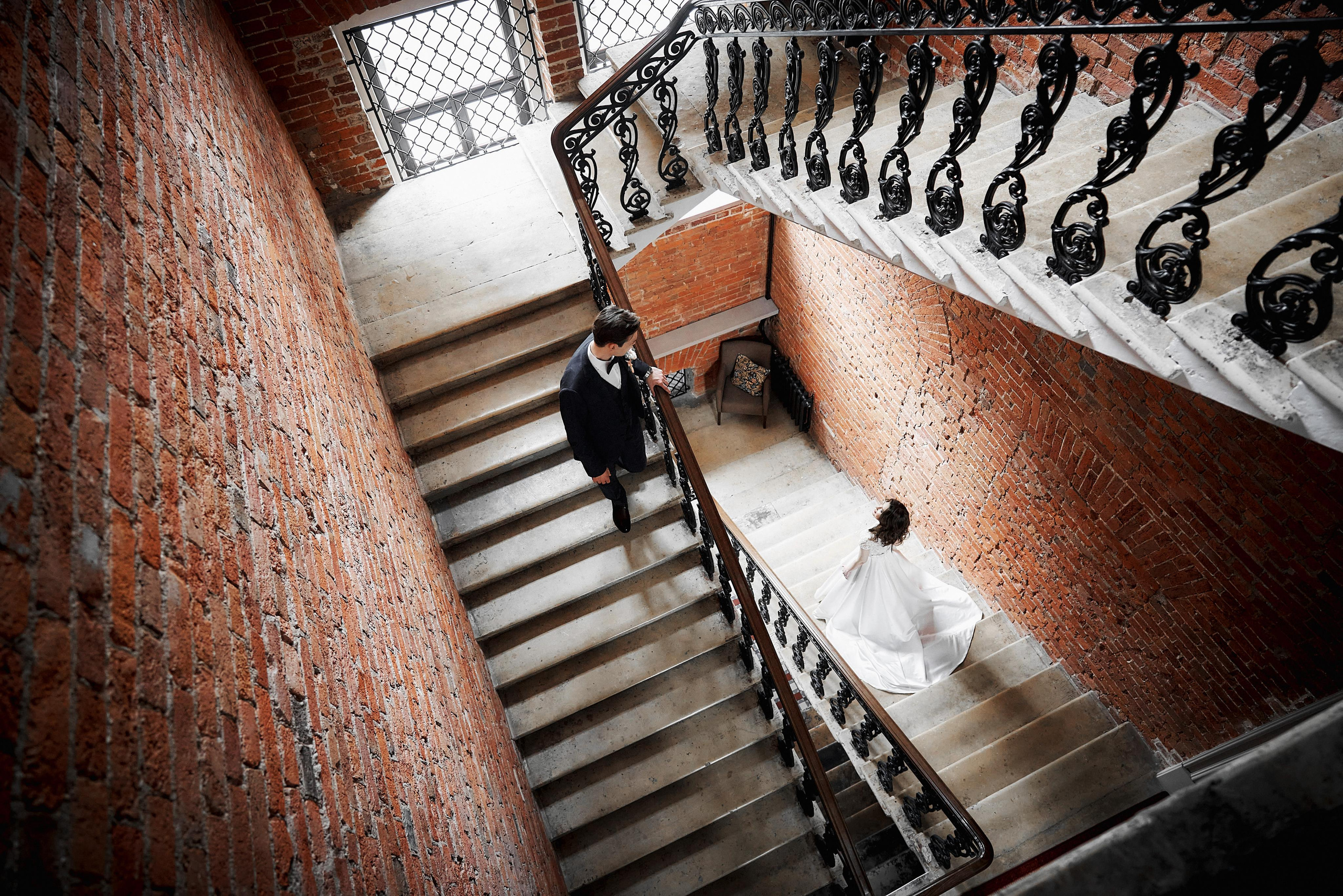 Жених и невеста спускаются по большой лестнице