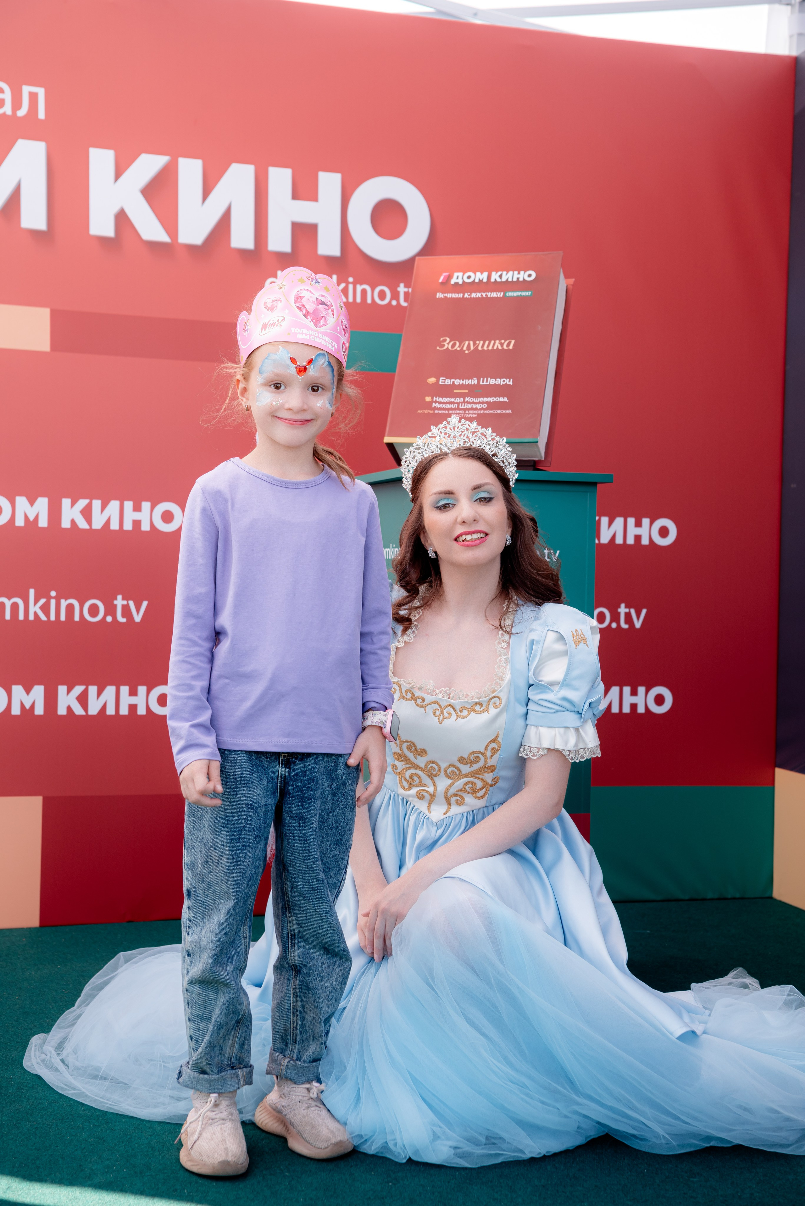 Портретные фото с артистами в палатке Триколор Дом Кинов на день города Волгоград. Фотограф в Волгограде и Волжском Александр Горбань