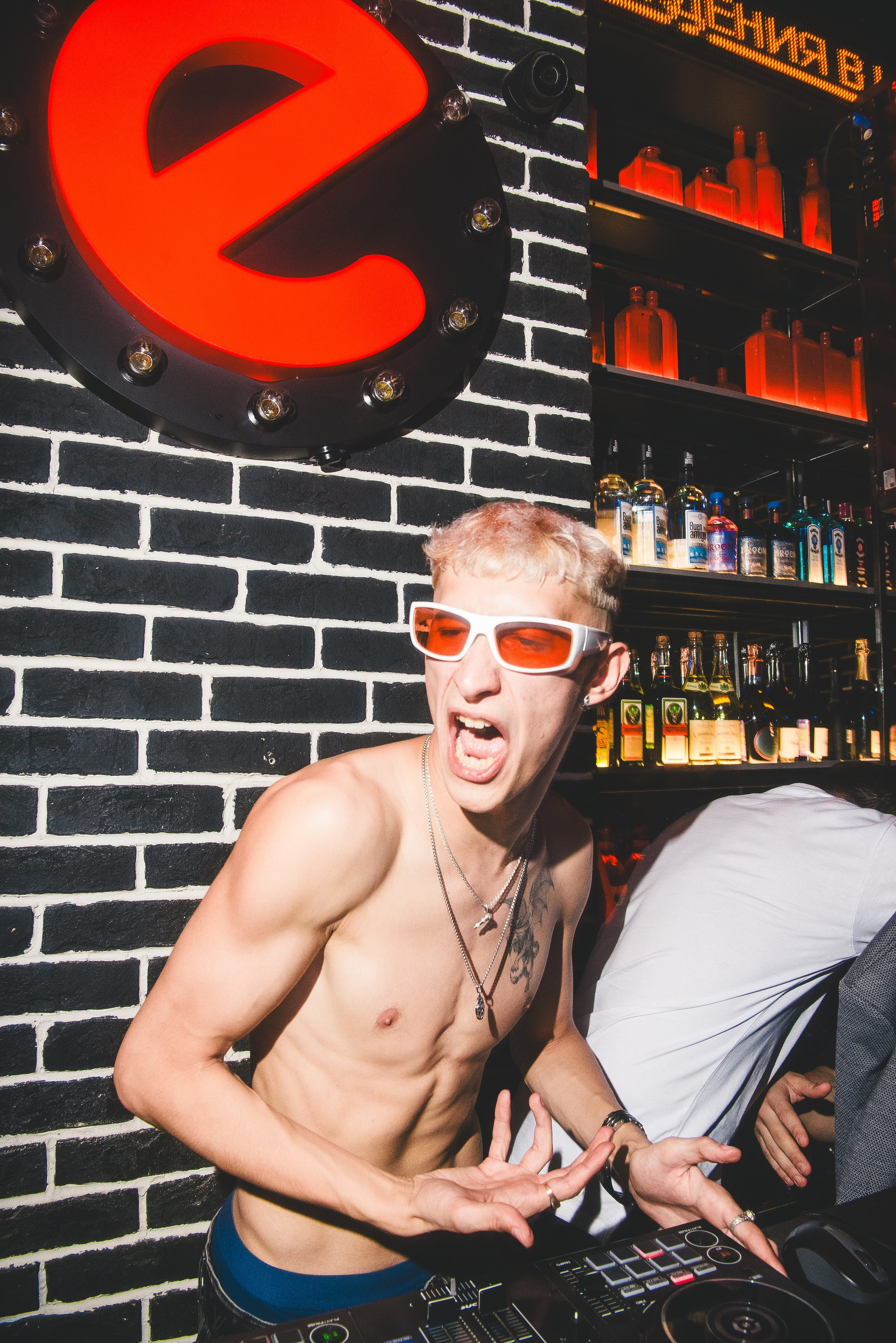 Фотоотчёты о вечеринках для НеБар Волгоград. Или стиль «пьяный фотограф». Фотограф в Волгограде и Волжском Александр Горбань