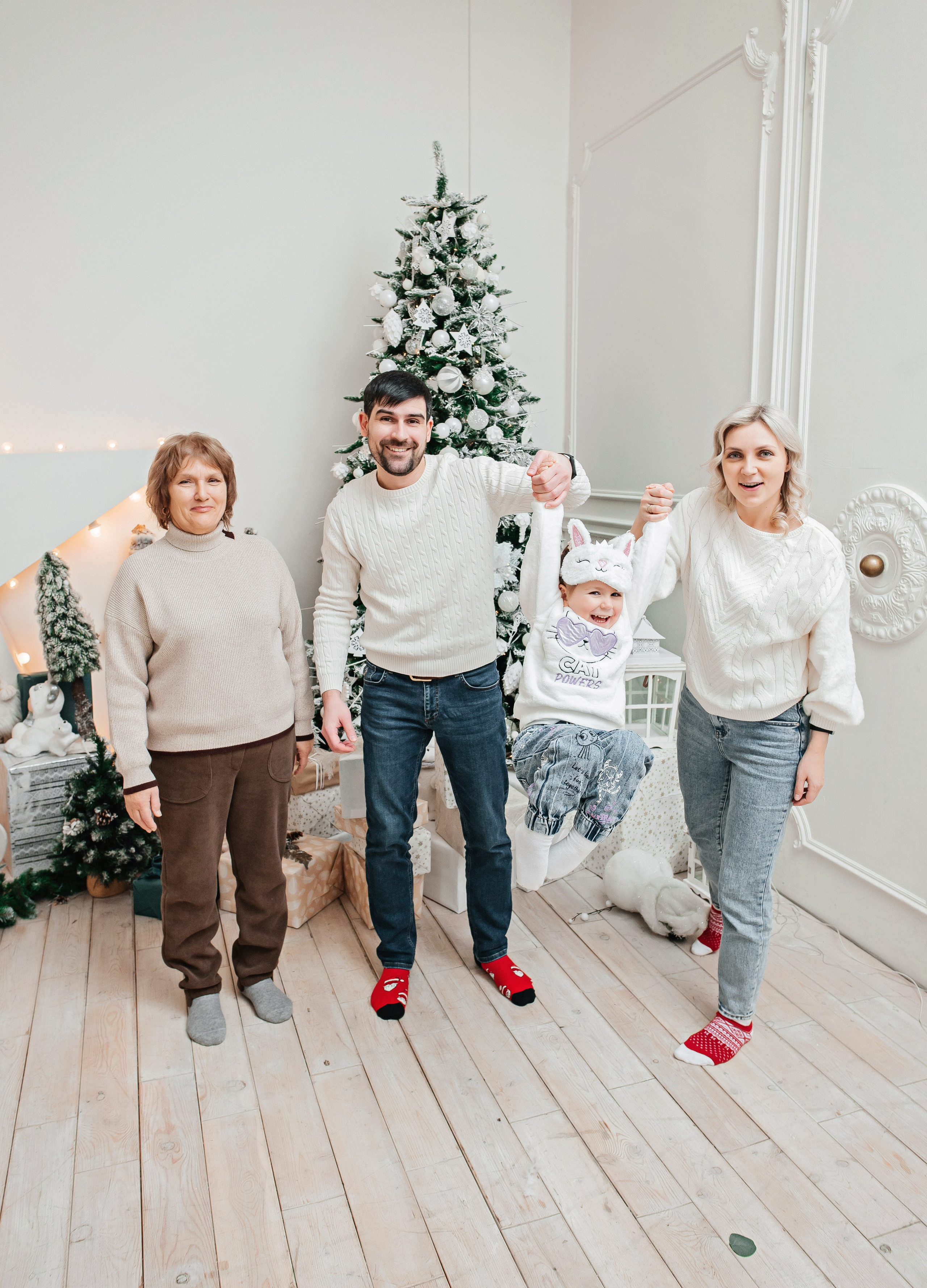 Катюша с семьей в студии. Детский и семейный фотограф выпускной альбом Приморско-Ахтарск