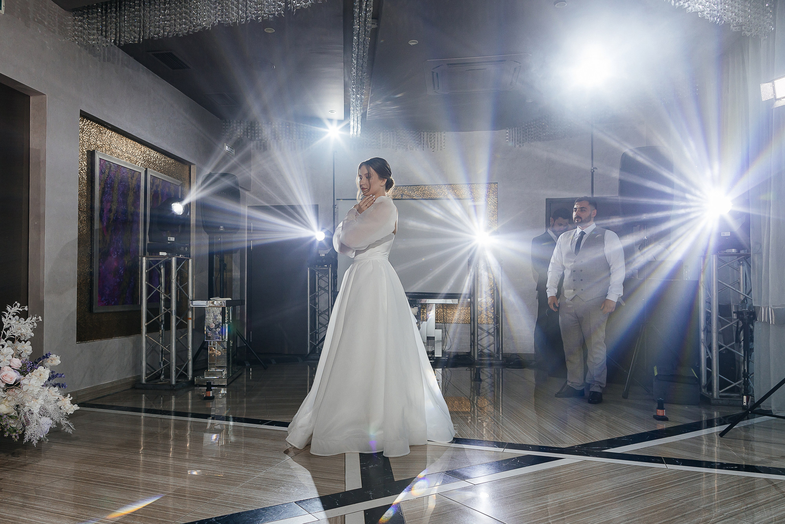 Свадебная фотосессия пары в номере отеля. Олег Сверчков | Свадебный фотограф Вологда