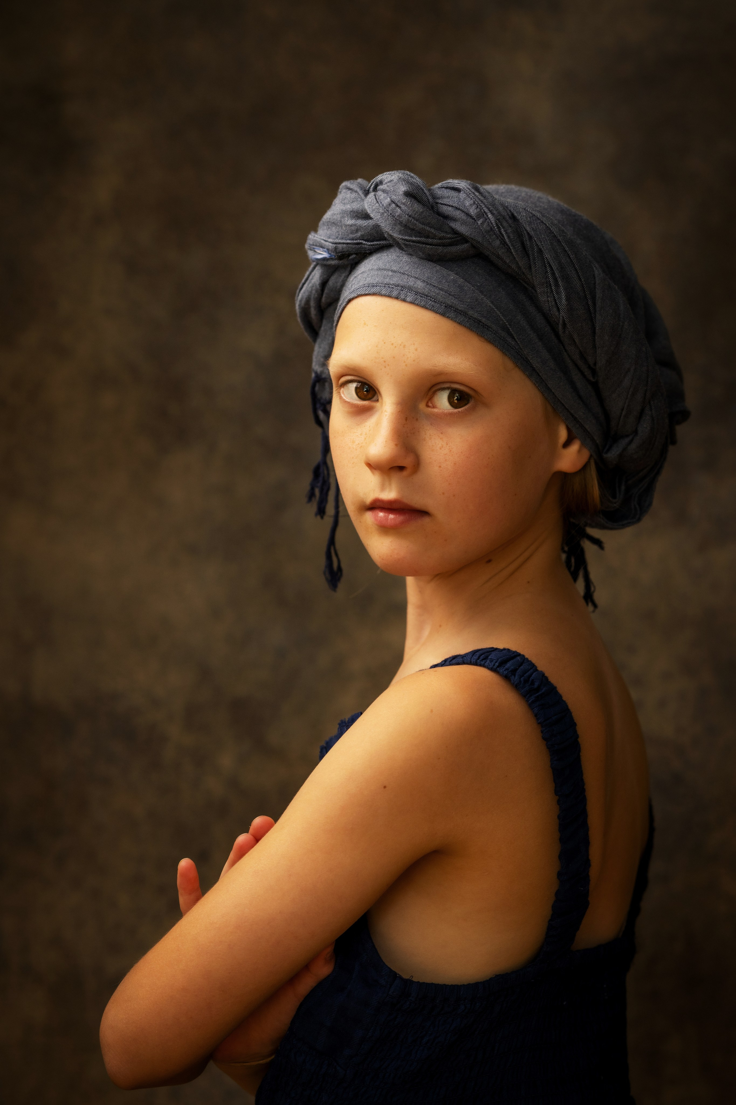 Детский портрет в студии в Граце: девочка в платке. Портретная и индивидуальная фотосъёмка в Граце и Тюмени