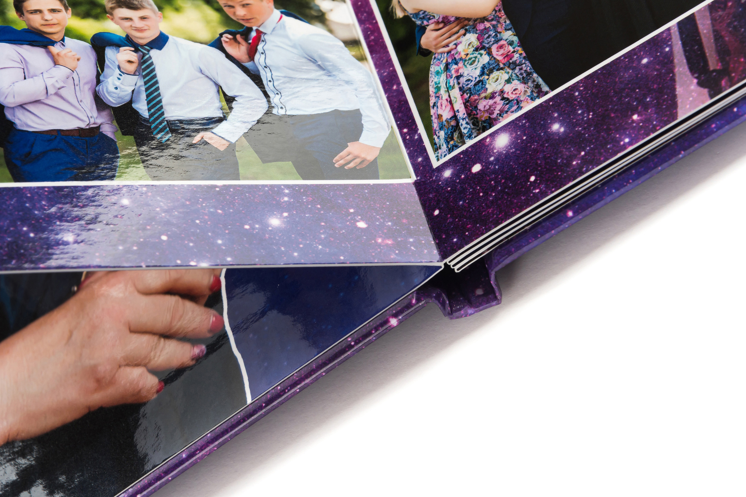 Книга в твердой обложке с плотными листами