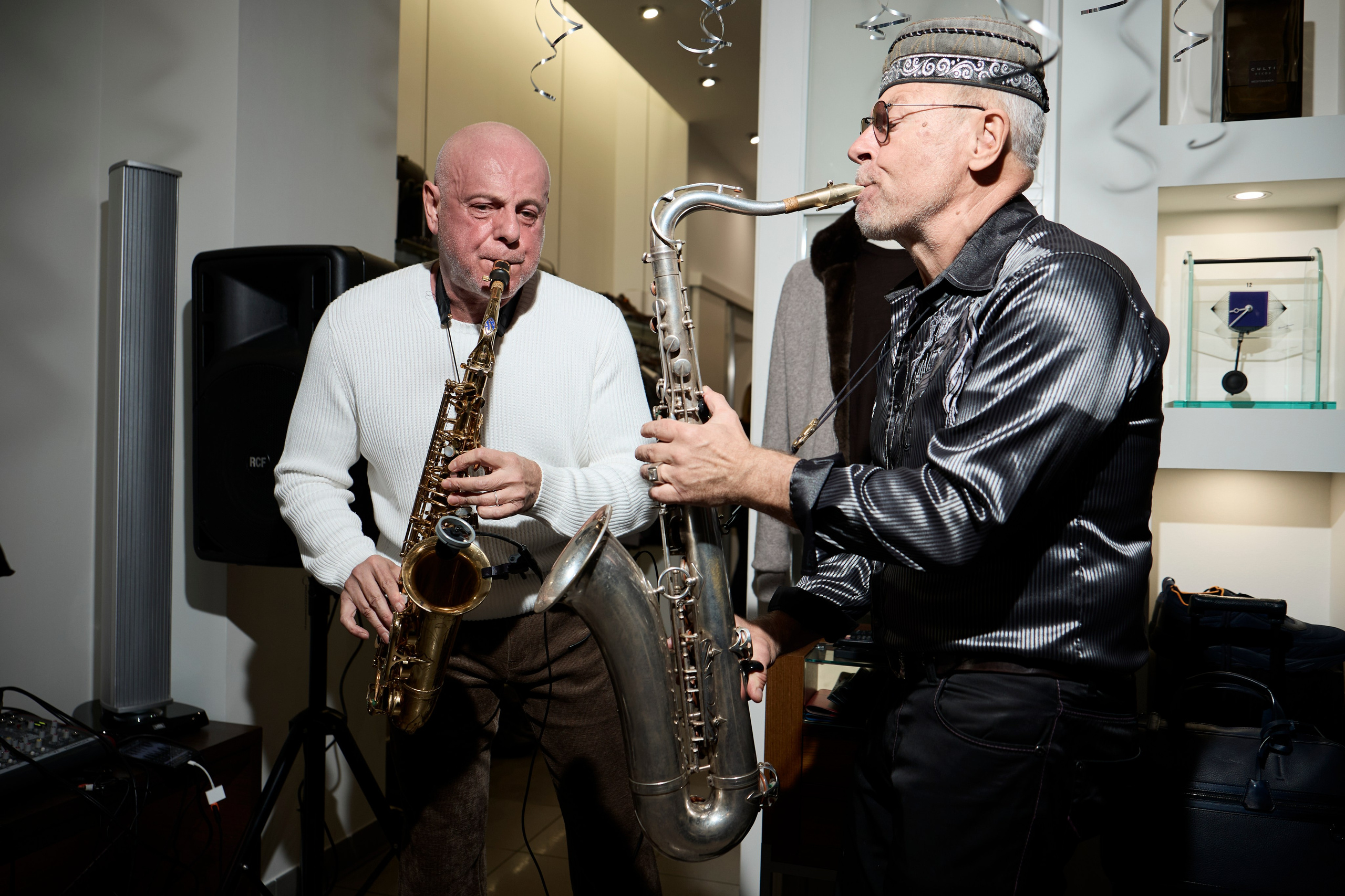 Фото двух саксофонистов на взрослом дне рождения в Москве.