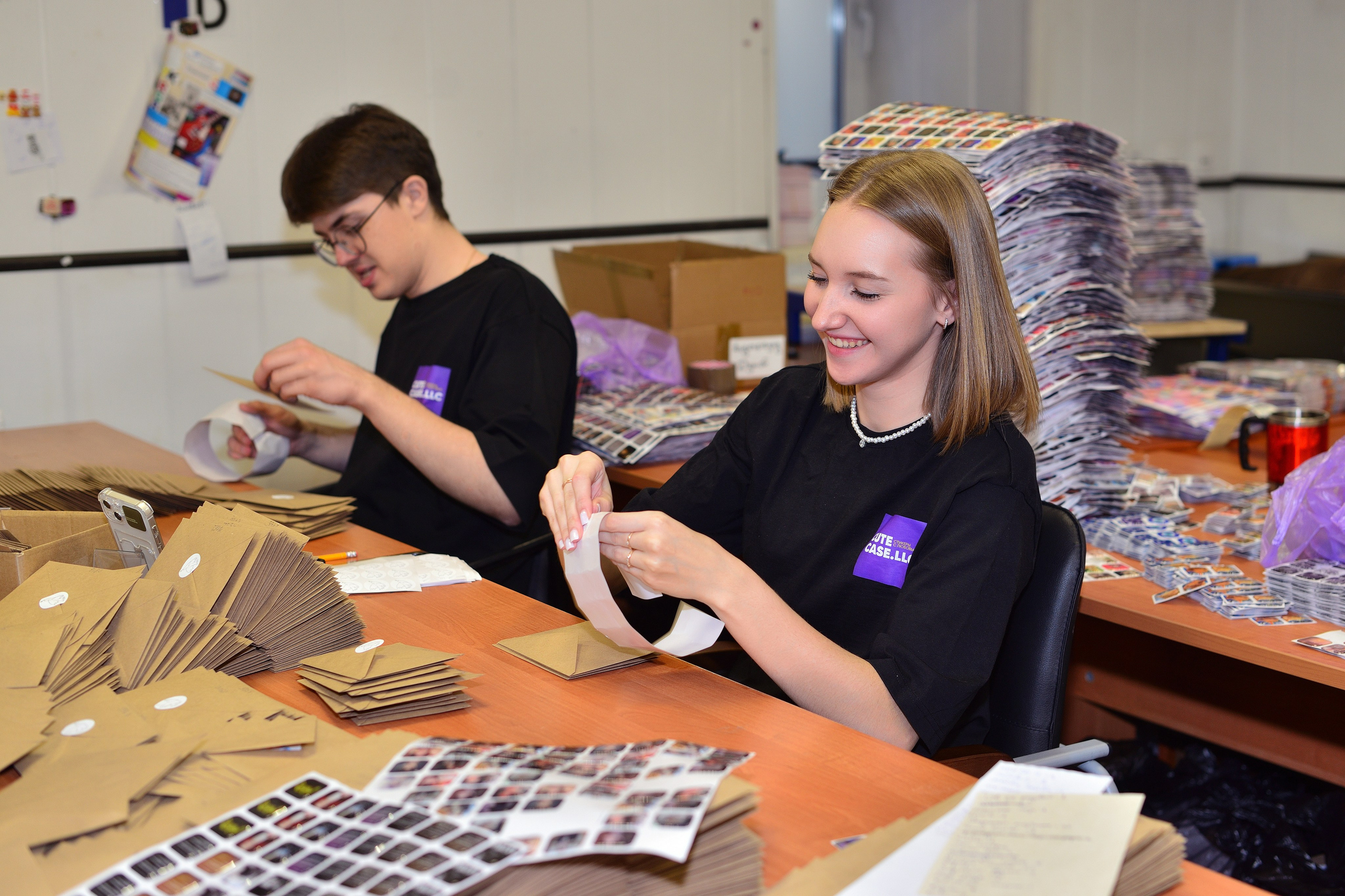 Производство 3D стикеров. Фотограф Сергей Сергеев