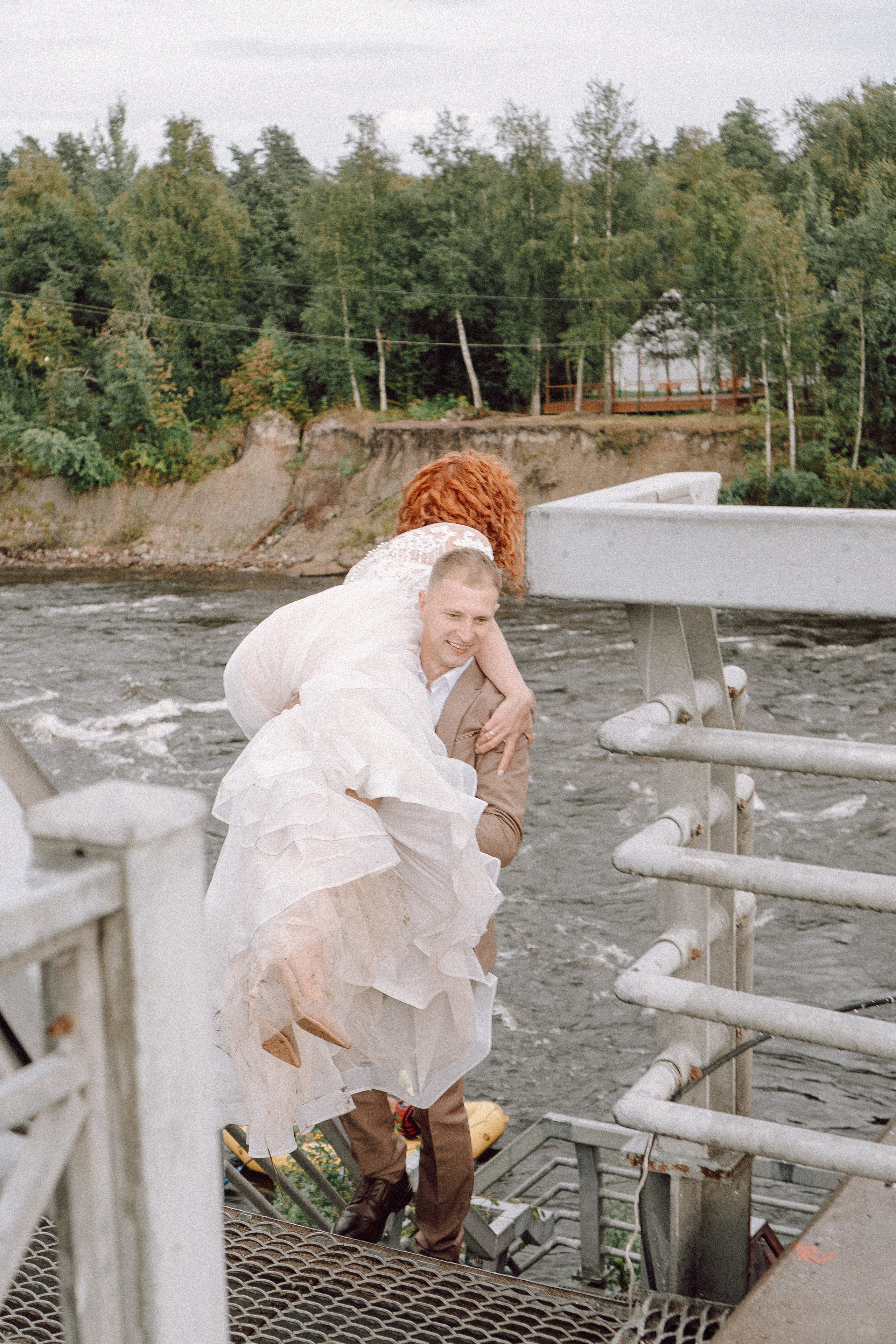 СВАДЕБНАЯ ФОТОСЕССИИЯ ПАРЫ В ГОРОДЕ ПРИОЗЕРСК В СОСНОВОМ ЛЕСУ И С ПИКАПОМ. Профессиональный фотограф, Санкт-Петербург — Виктория Богомолова