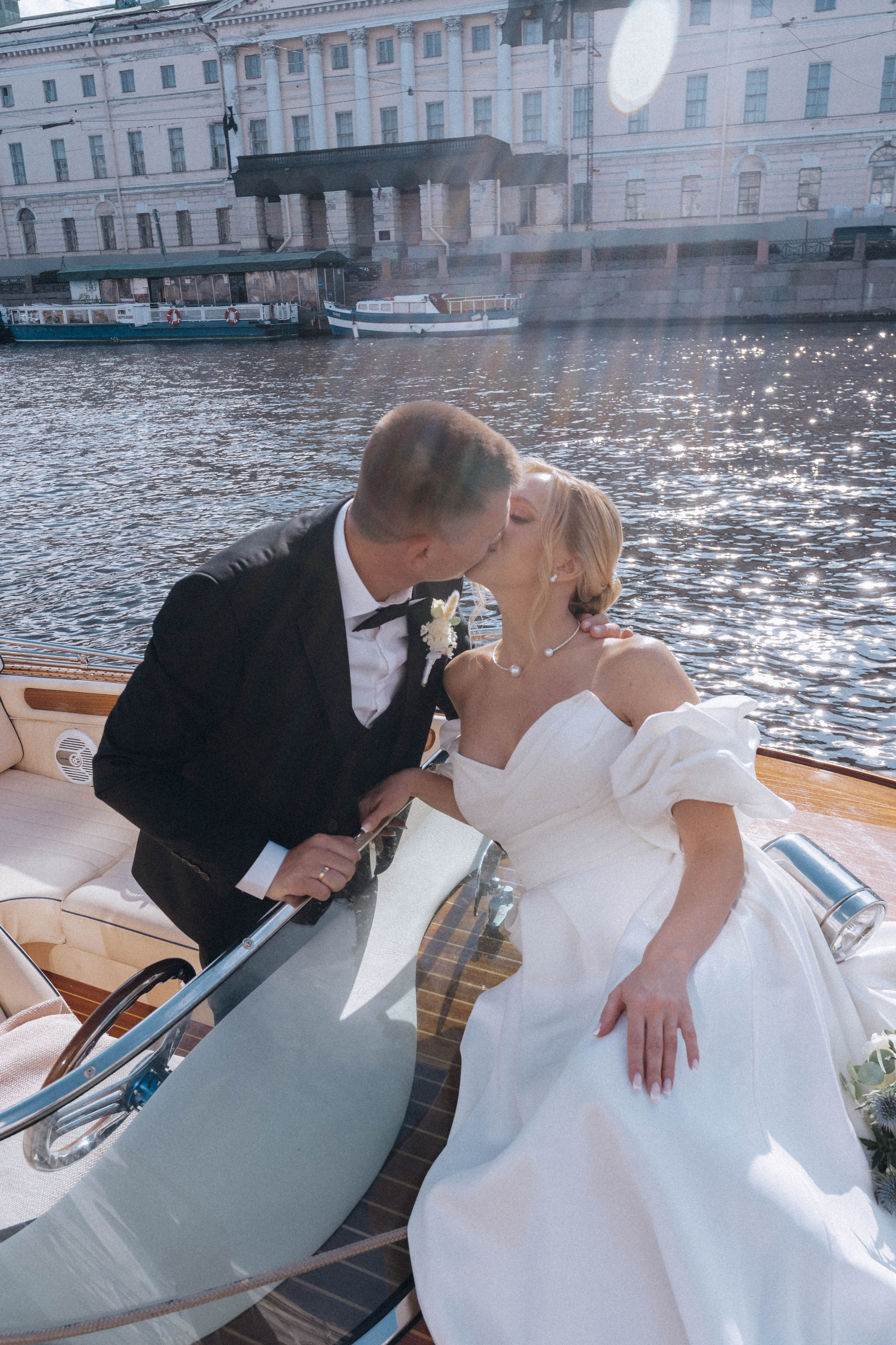 СВАДЕНБНАЯ СЬЕМКА НА КАТЕРЕ ПО КАНАЛАМ САНКТ-ПЕТЕРБУРГА И В АКВАТОРИИ НЕВЫ. Профессиональный фотограф, Санкт-Петербург — Виктория Богомолова