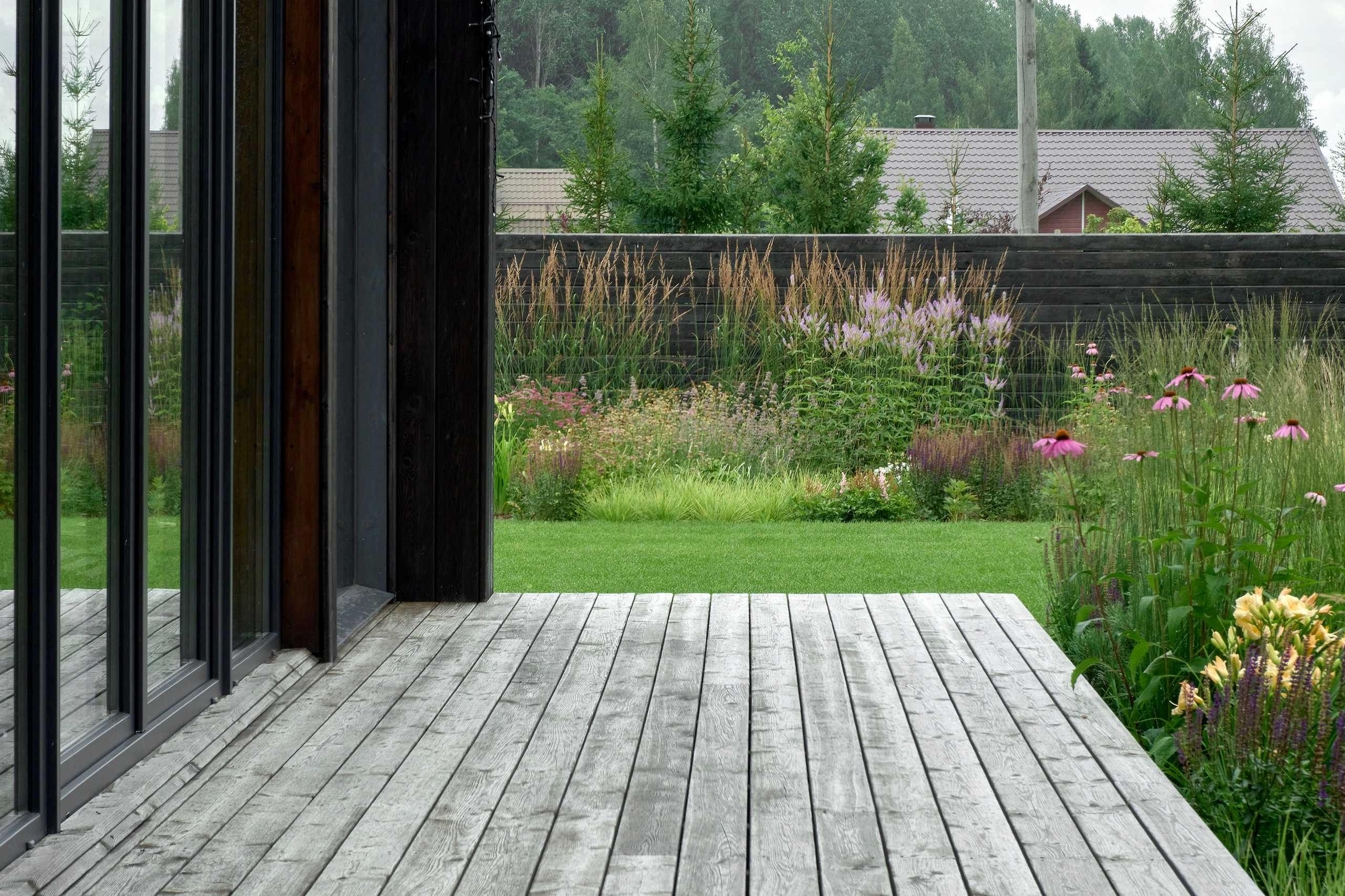Ландшафтный и интерьерный фотограф Наталья Соловьева. Фотосъемка частного сада под Гатчиной для Таисьи Игошиной | interioto