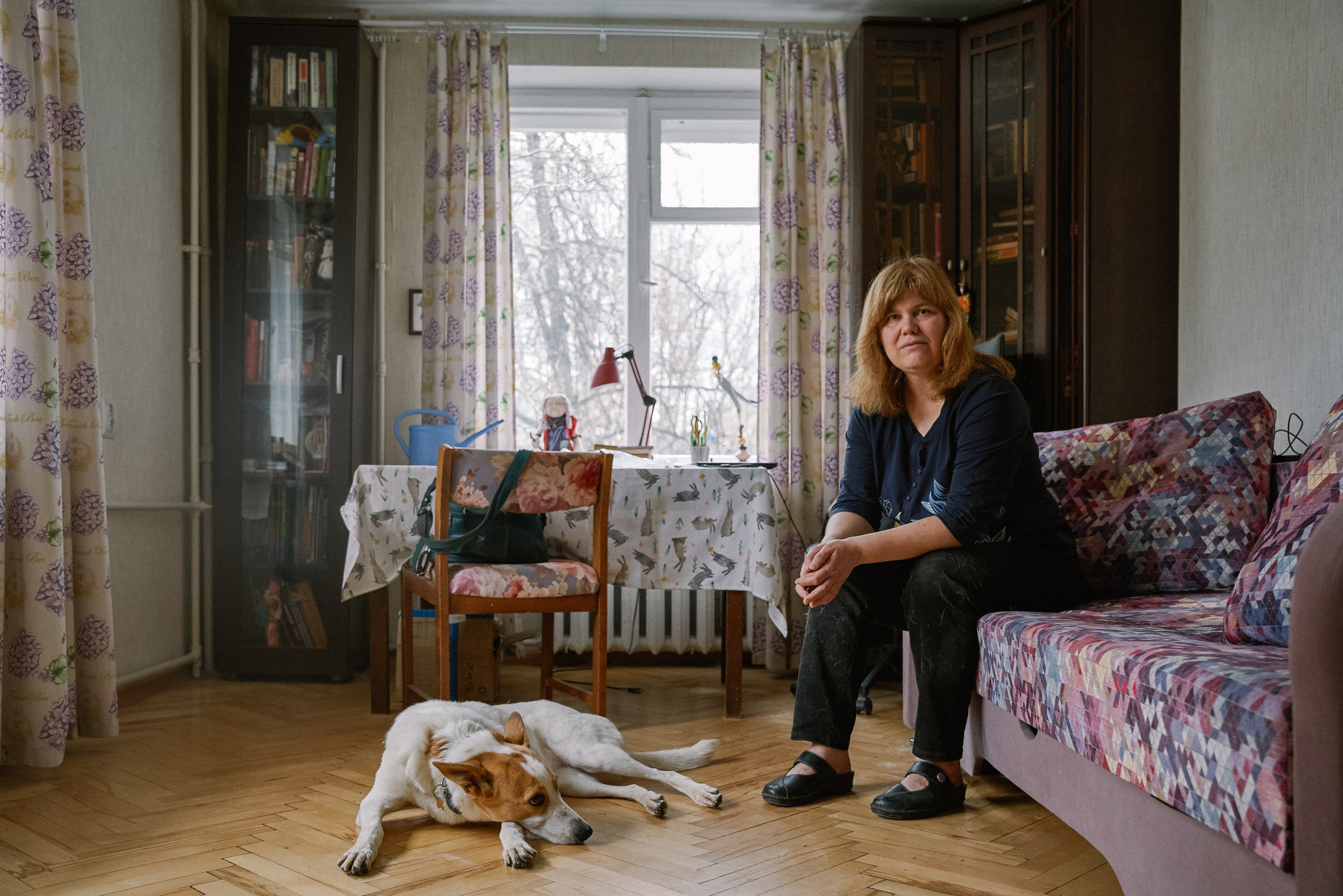 Наташа и Булка. Санкт-Петербург, 2024. Булке было около трёх лет, когда Наташа встретила её на выставке собак из приютов и забрала домой. Наташа была готова к появлению взрослой собаки и первое время придерживалась правила: «Я тебе никто и ты мне ничего не должна. Давай просто жить на одной территории — вот тебе лежанка, еда и прогулки». Такой подход очень помог наладить доверительные отношения