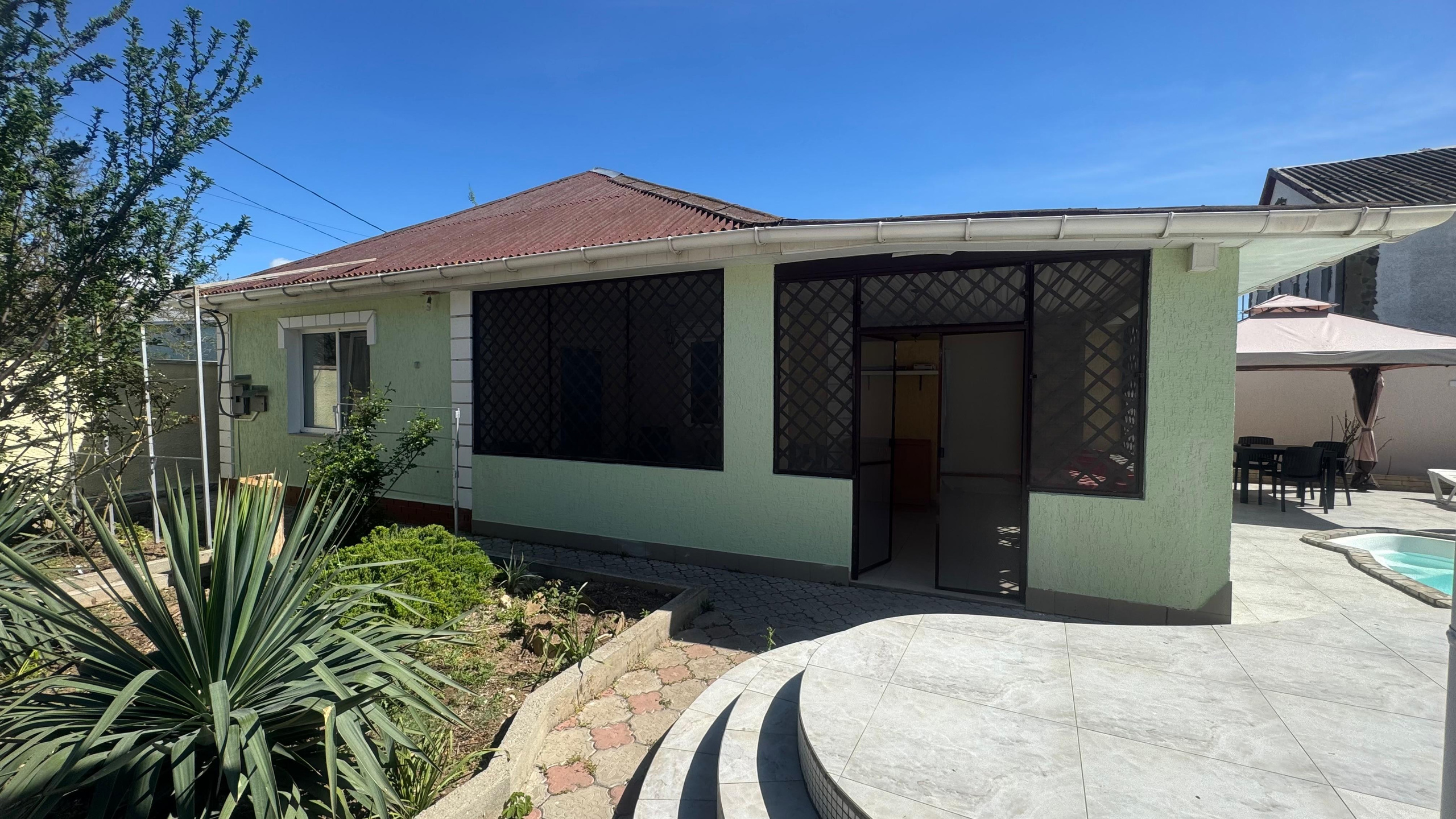 Номера с банькой. Баня. Сауна. сауна с номером. Гостевой дом с баней. Гостевые дома Крыма. Недорогие гостиницы в Крыму. Комфортные мини отели. Просторные семейные номера. Номера повышенной комфортности. Доступные семейные номера. Люкс-апартаменты. Номера с кухней и возможностью самостоятельного приготовления пищи.  Комнаты с удобной двуспальной кроватью. Номера с кондиционером и бесплатным Wi-Fi. Отели с номером для длительного пребывания. Семьи с детьми — семейный номер. Хороший вид из окна номера. Бесплатная парковка для автомобиля  