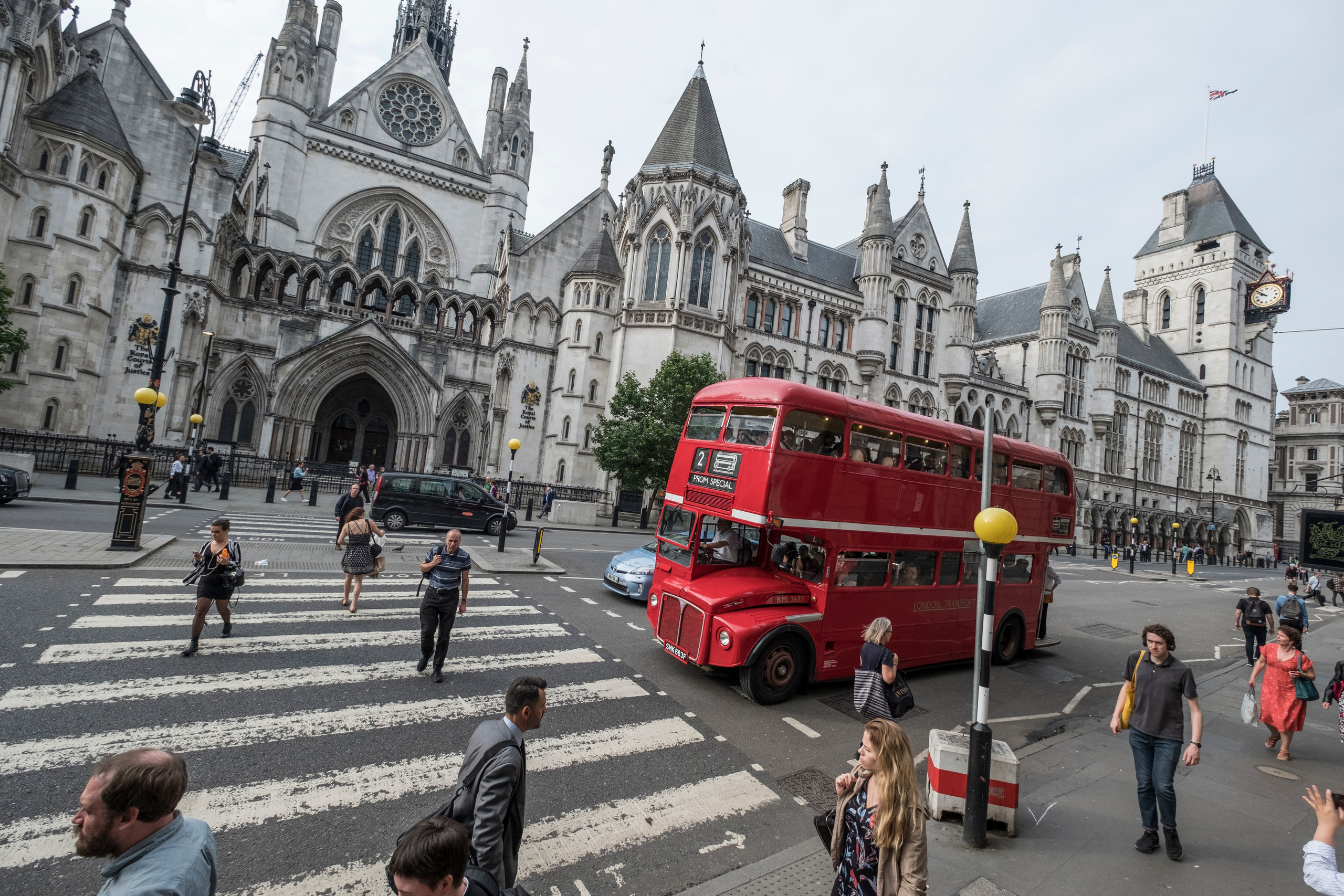 УЛИЦЫ. ПОБУДЬ ЗДЕСЬ И ЦЕЛЕЕ БУДЕТ ЭТОТ МИР