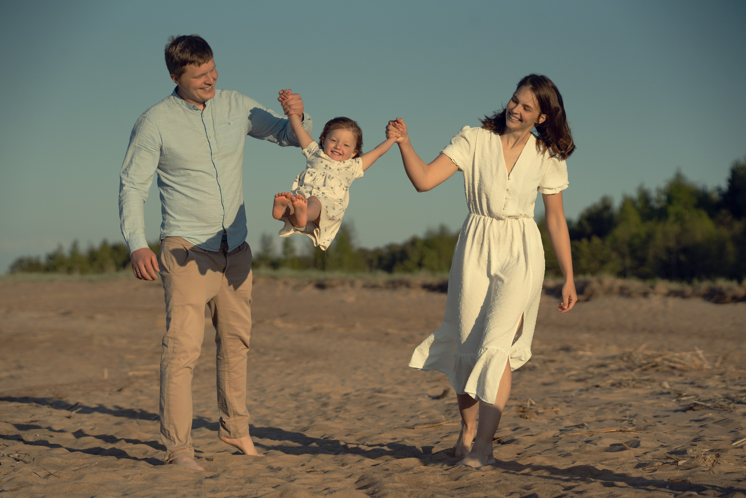 love story, молодые родители, многодетная семья, съемка на пляже, семейная фотосессия, съёмка на финском заливе, фотосессия на финском заливе, родители играют с ребенком