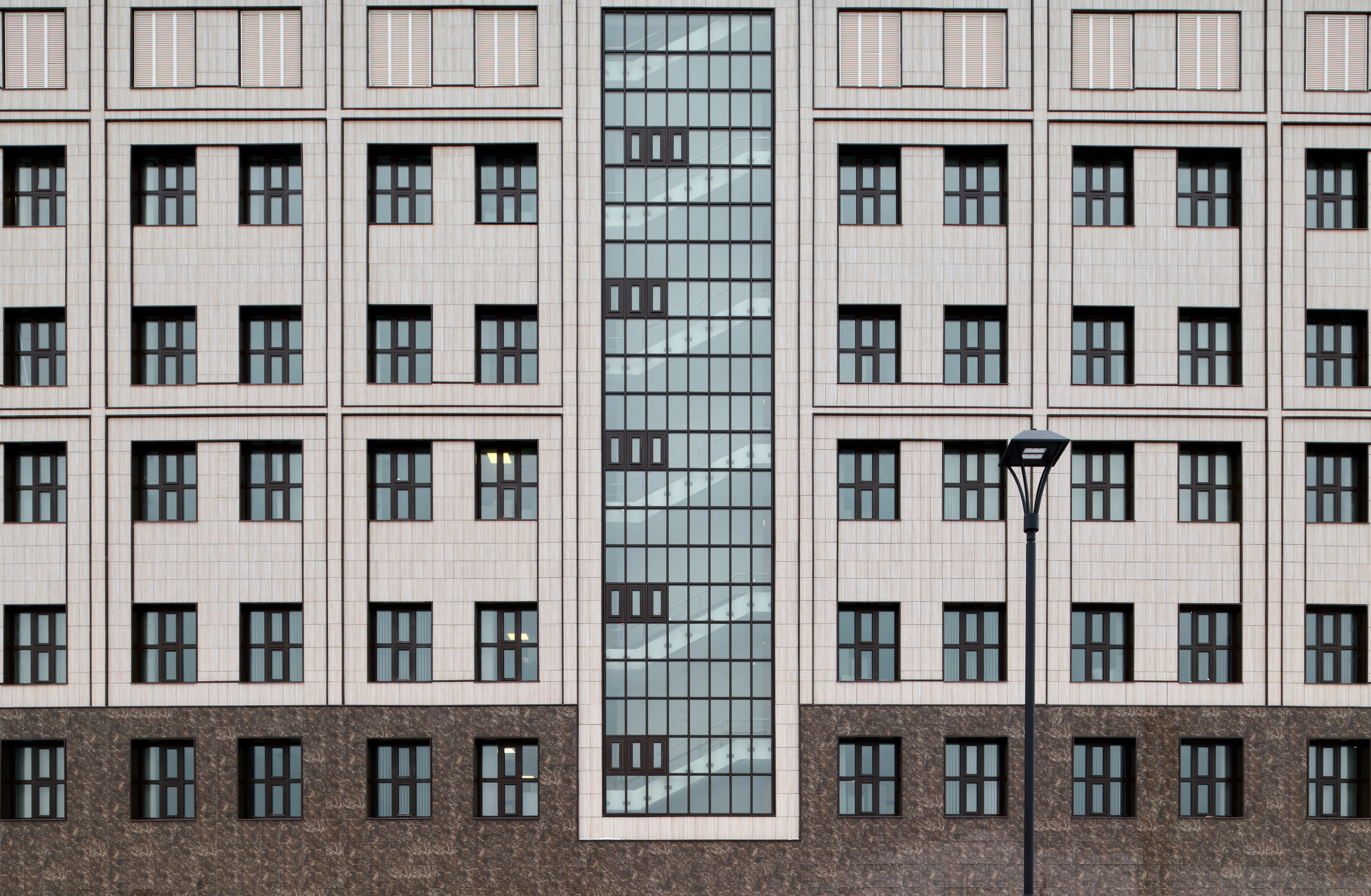 Фасад здания суда, ритм окон, общий вид