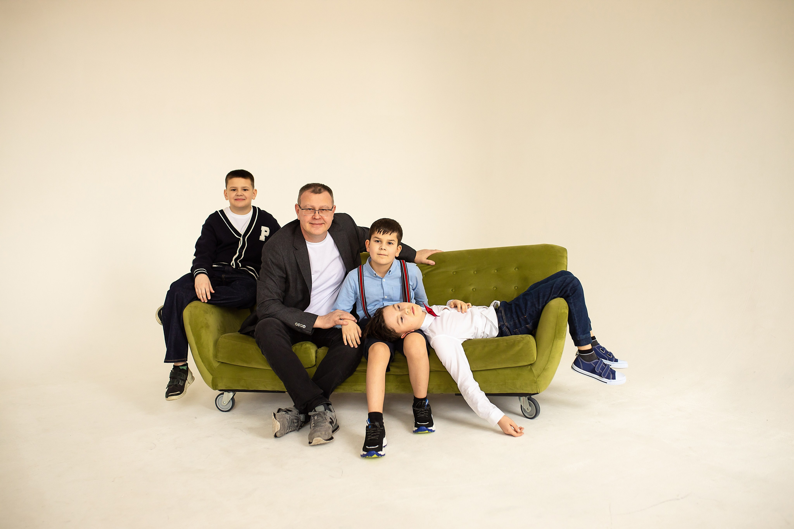 Семейная фотосессия на циклораме с естественным светом. Фотограф в Железнодорожном и Балашихе