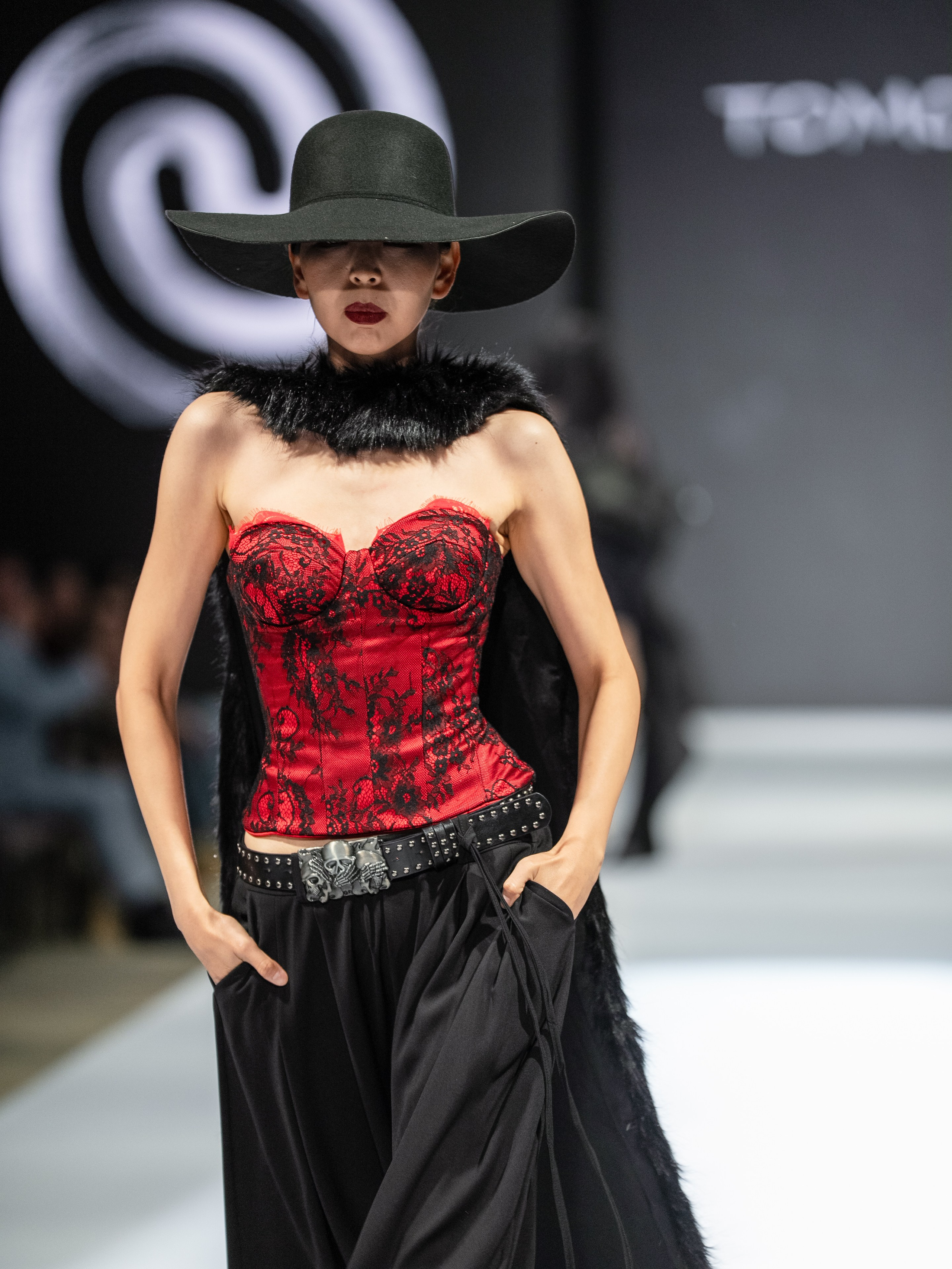 Eurasia Fashion Week Tomoyov. Сайт Алматинского НЮ АРТ, будуар и фэшн фотографа Дениса Карпенко
