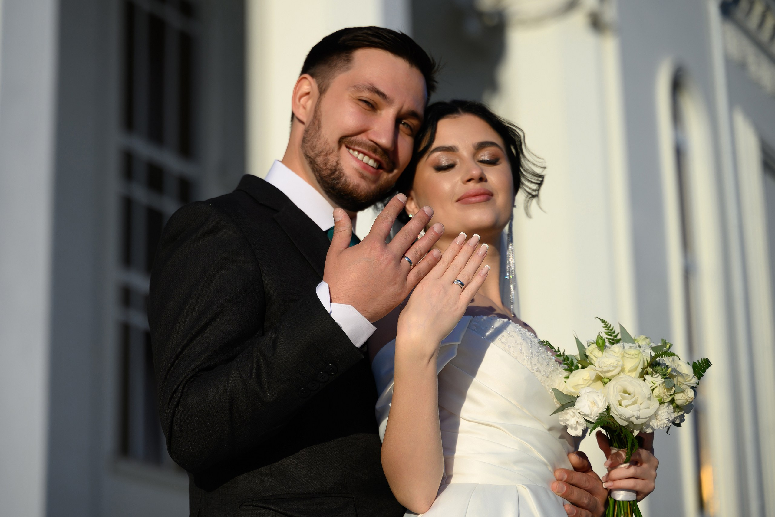 Жених и невеста показывают кольца у Екатерининского зала. 